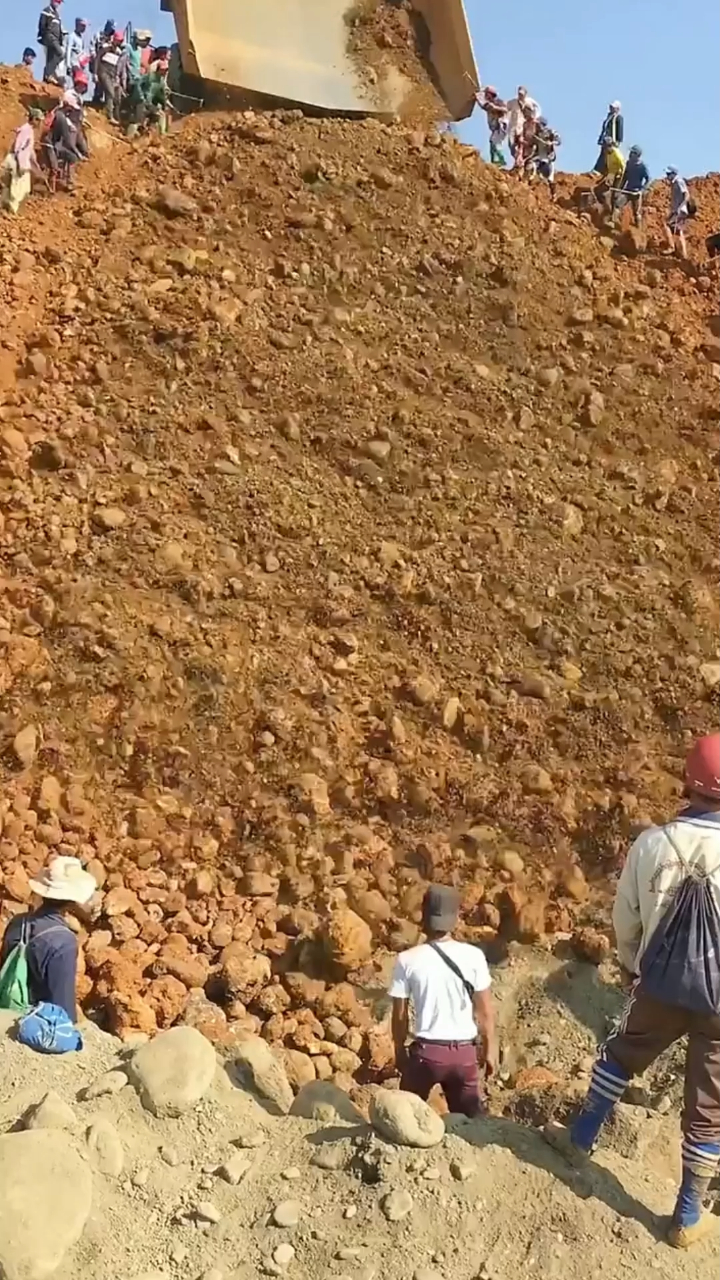 缅甸翡翠矿区,超震撼的开采场面,每位都怀着暴富梦!