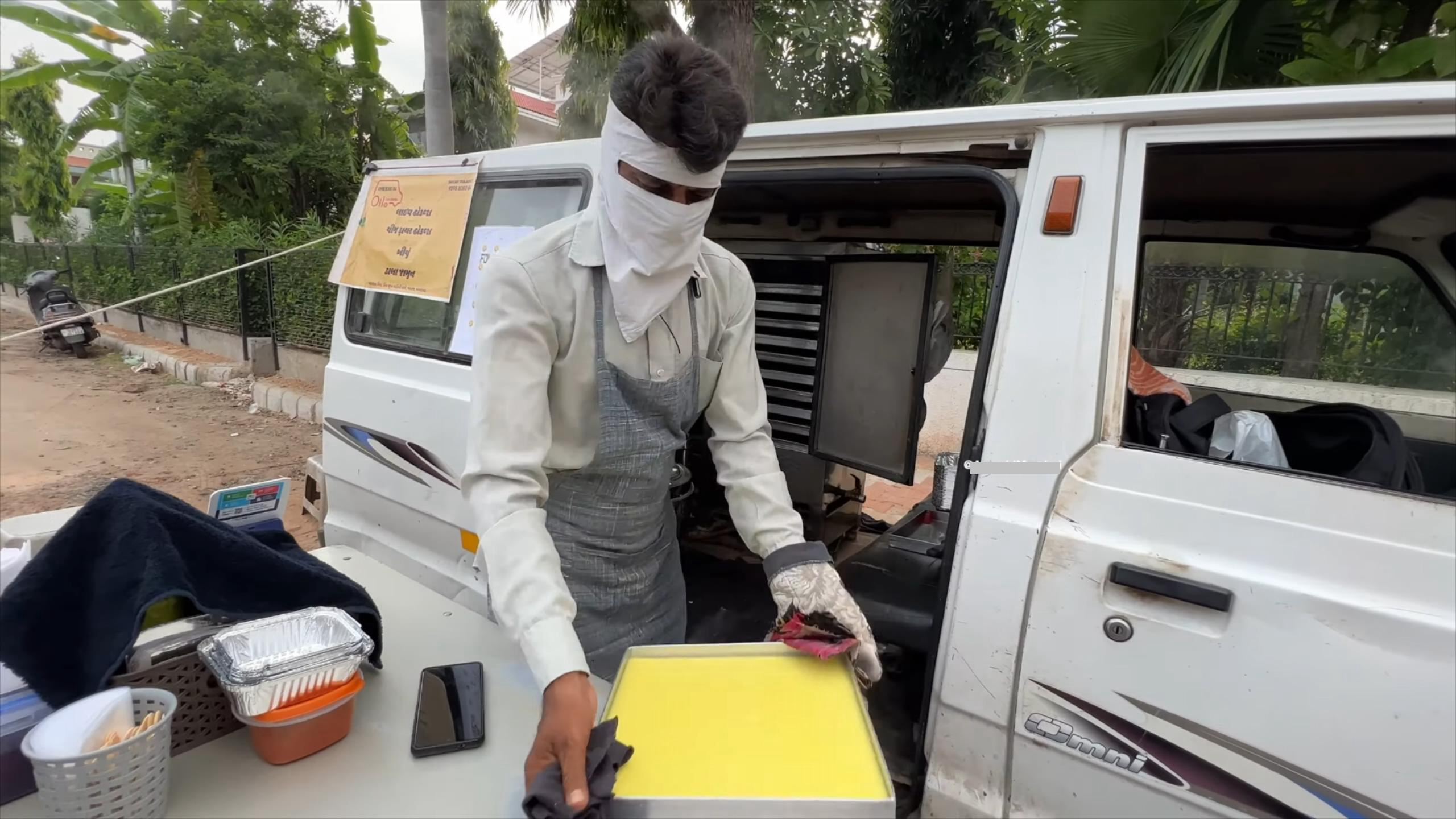 印度大叔捡了辆废旧面包车,改装成移动餐车,竟可以年入50万