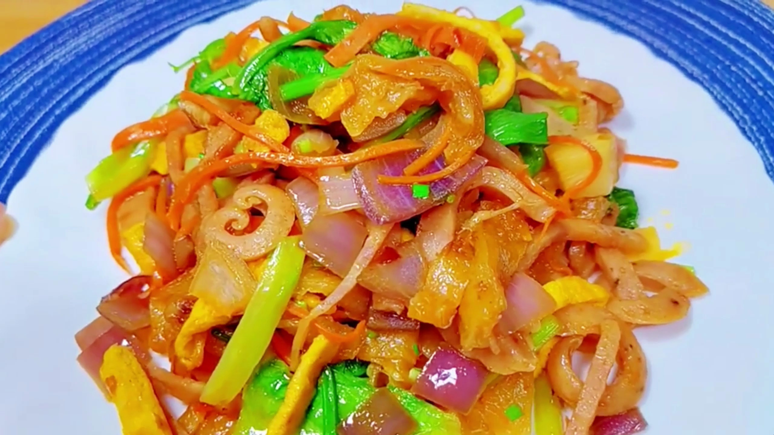 用手抓饼做蔬菜炒饼丝,简单美味既当主食又当菜,大人孩子都爱吃