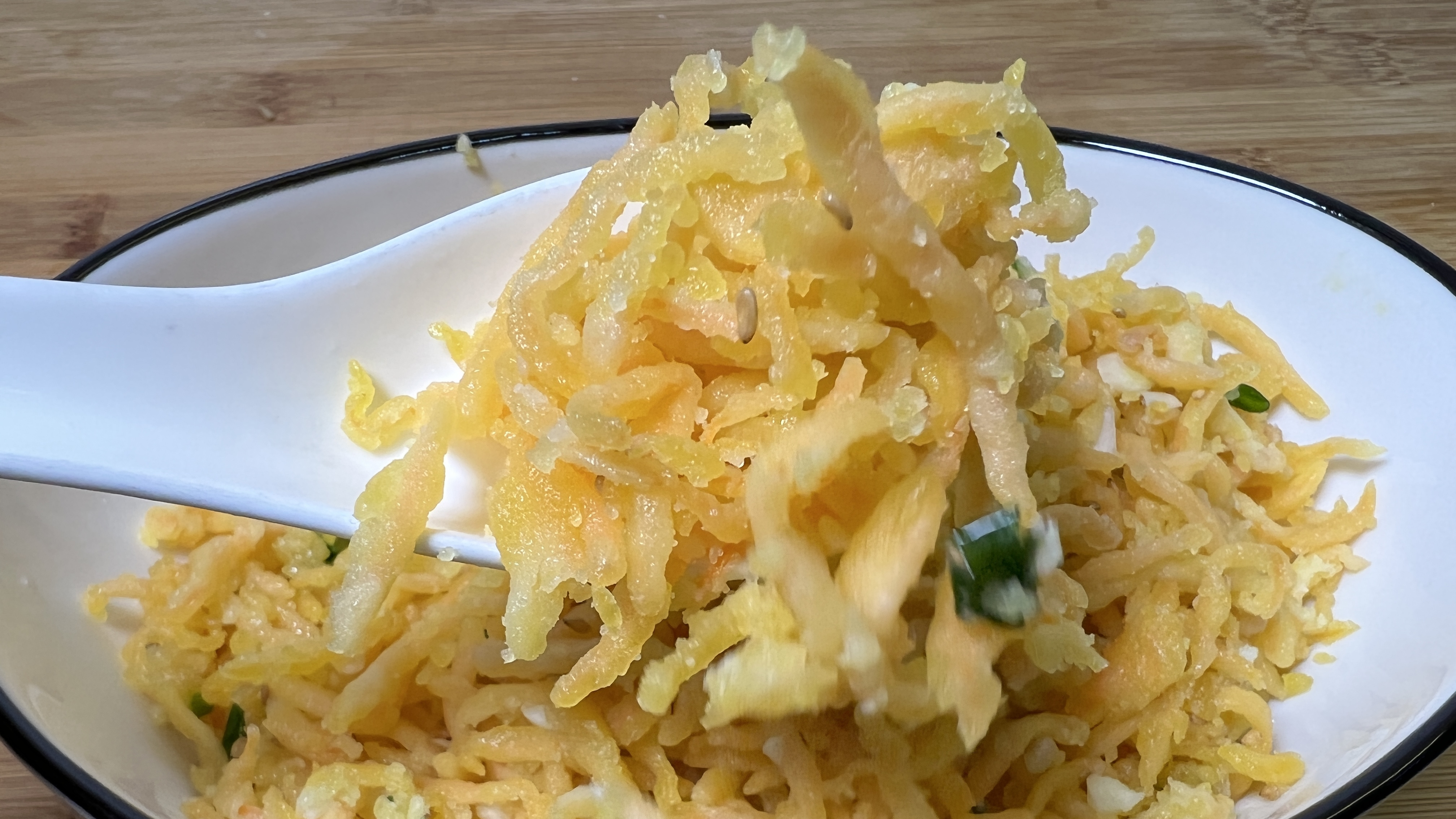 胡萝卜丝不要只炒着吃,这样蒸着吃非常美味,一根胡萝卜蒸一大盘