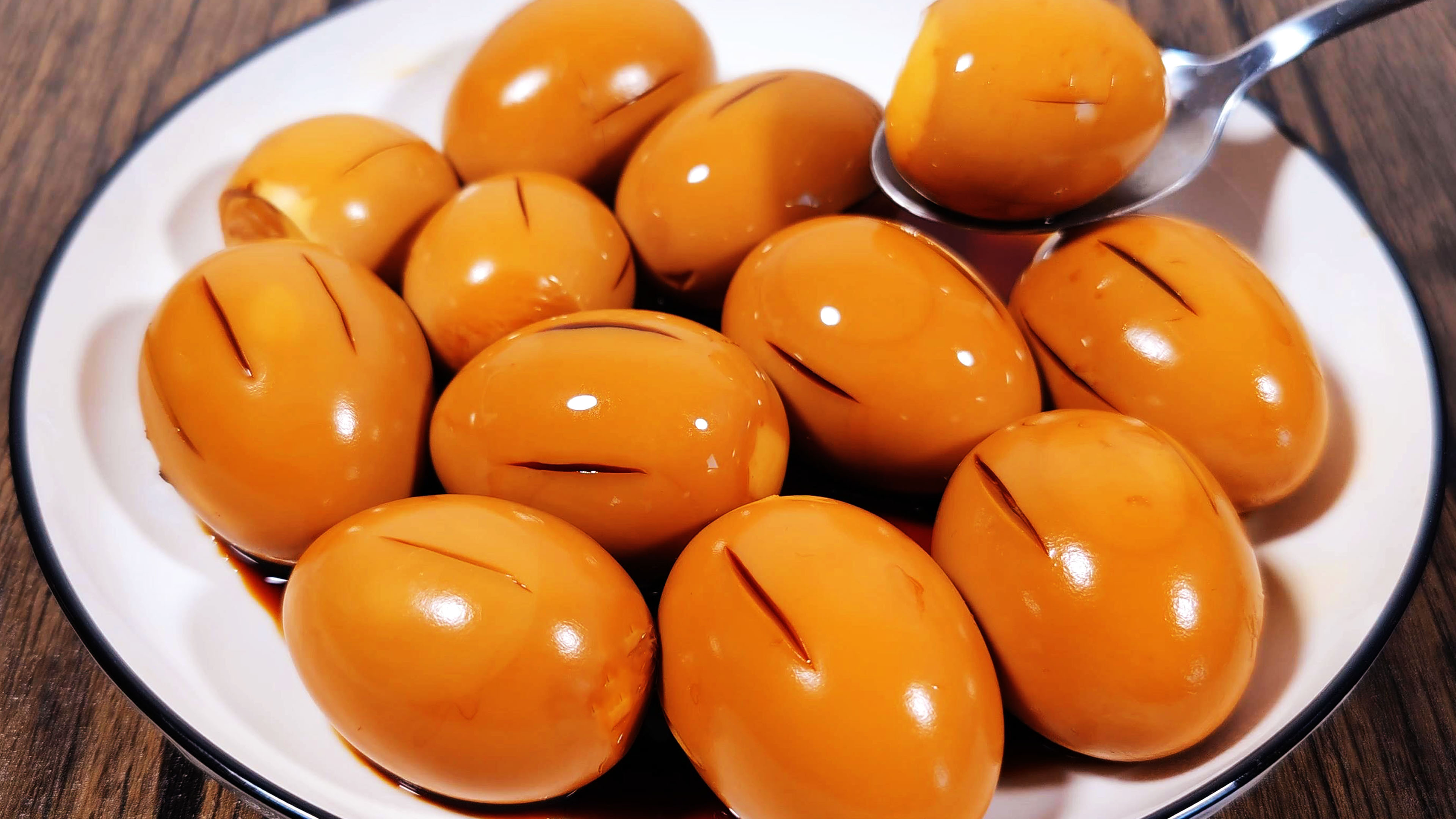 “卤鸡蛋”不加任何香料的做法，加入一罐啤酒，香味浓郁卤蛋入味