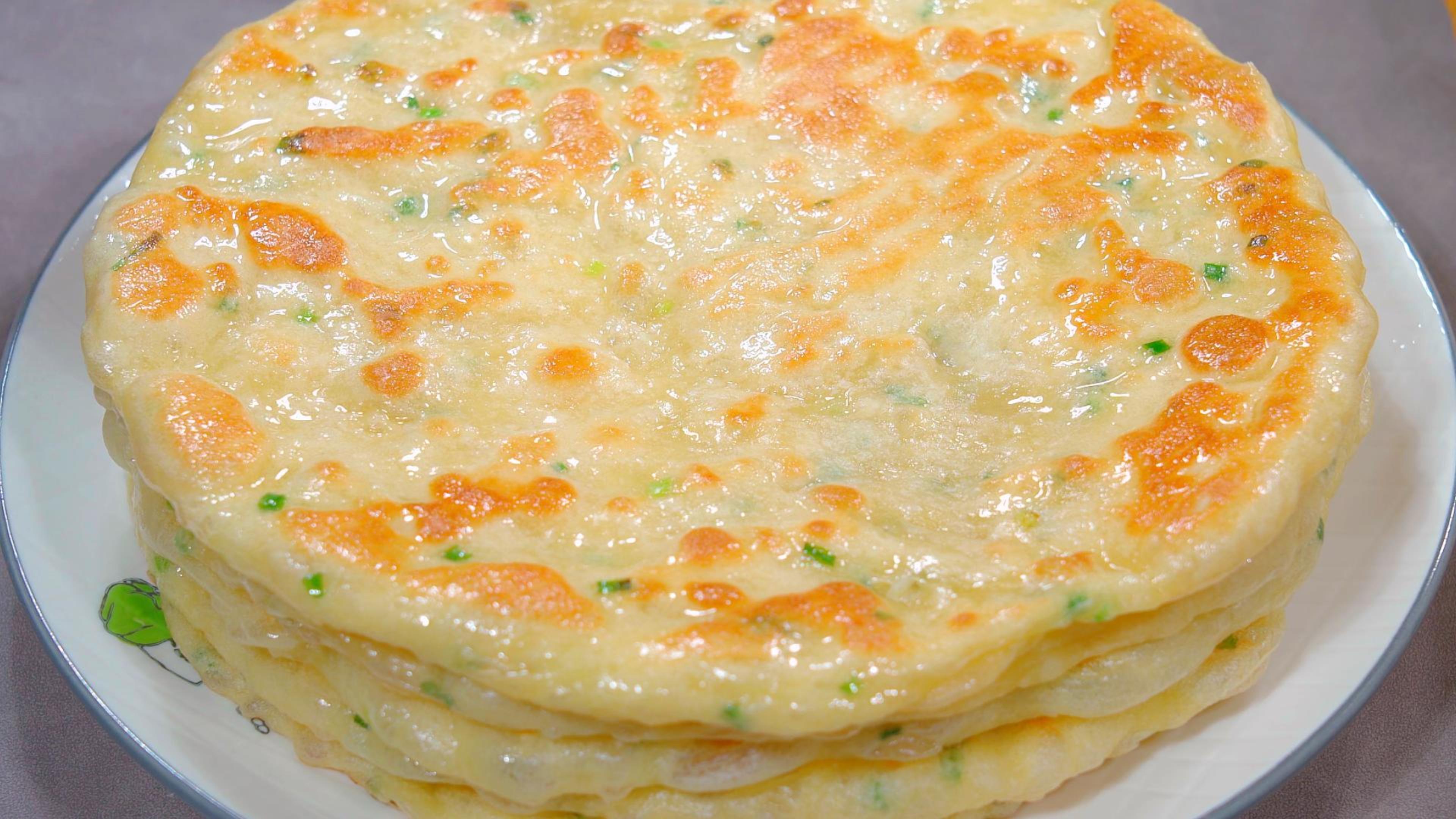 天热不想和面教你做懒人葱花饼,松软咸香,放凉了也不硬