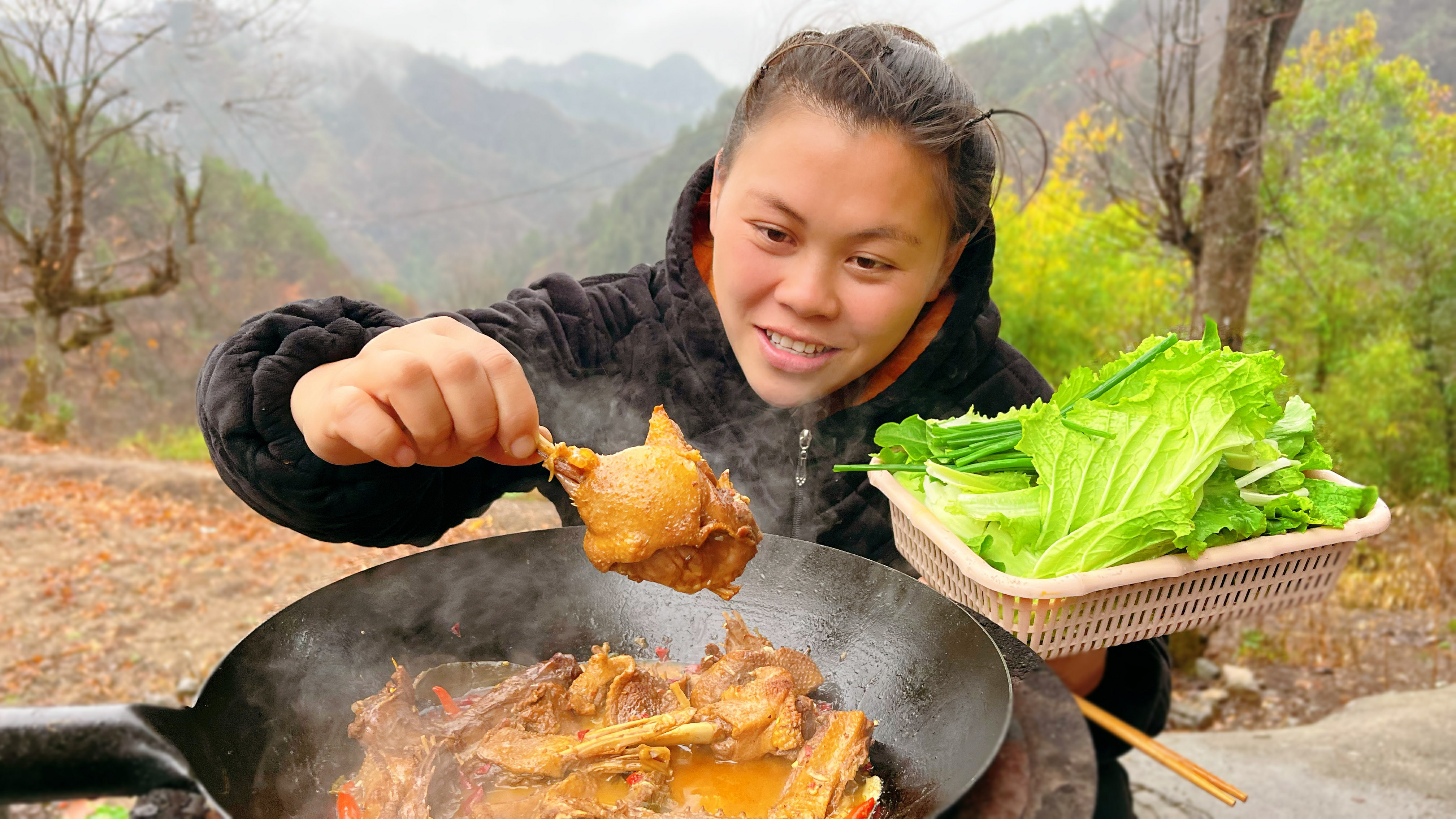 今天下雨了,欧妹干完活做一锅麻辣鸭,配上蔬菜大口吃肉真过瘾