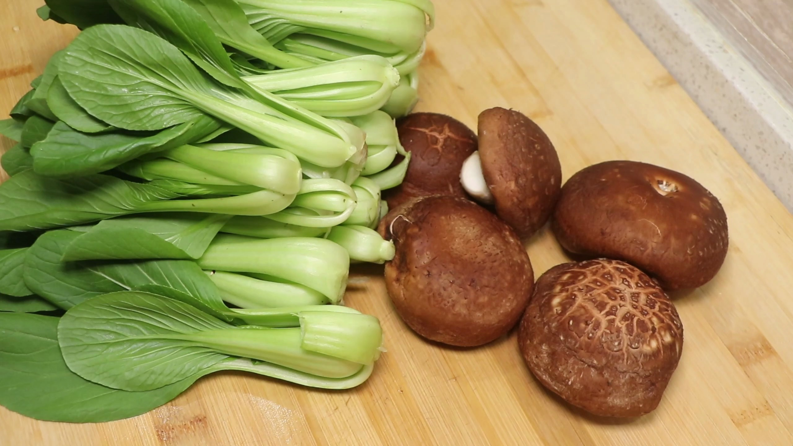 香菇油菜家常做法,清淡可口,鲜香解腻,成本不到十块钱,真下饭