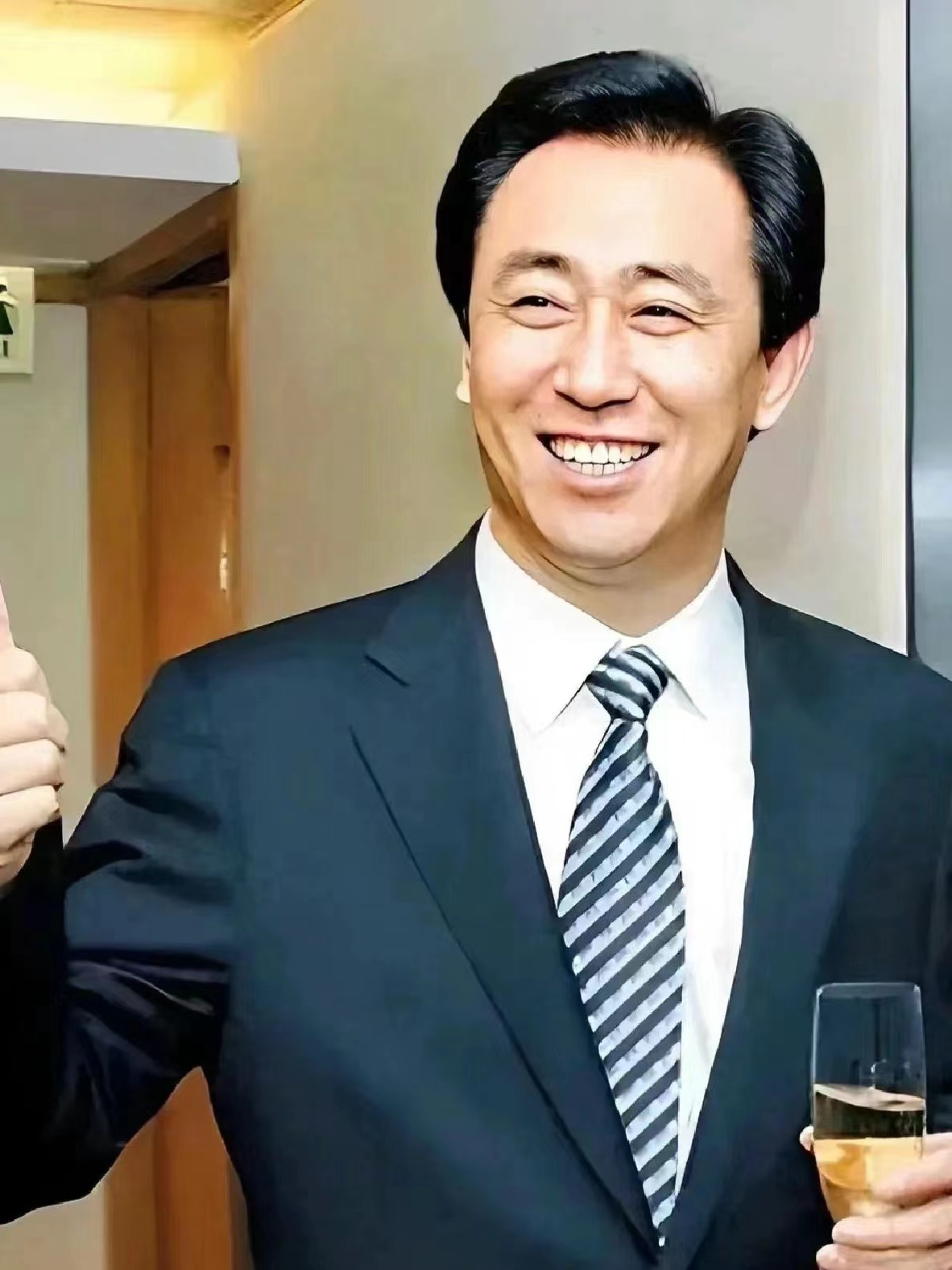 许家印含泪表示,出狱后,他将再度崛起,成为下一个中国