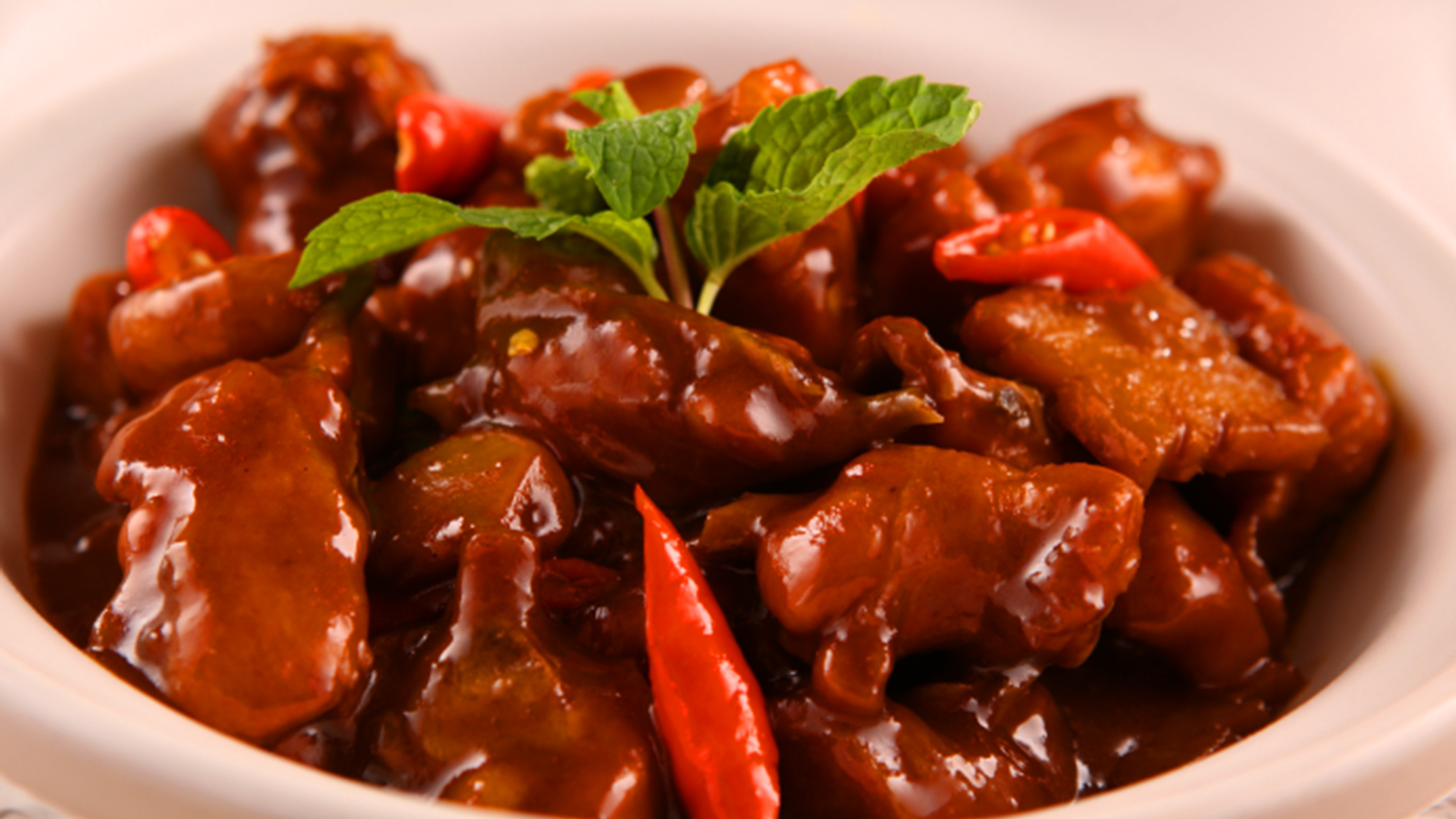 品尝江西三杯石鸡:醇香四溢,口感鲜美