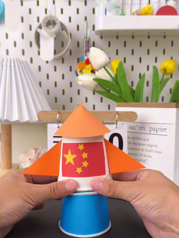 用皮筋和纸杯做一个能发射小火箭