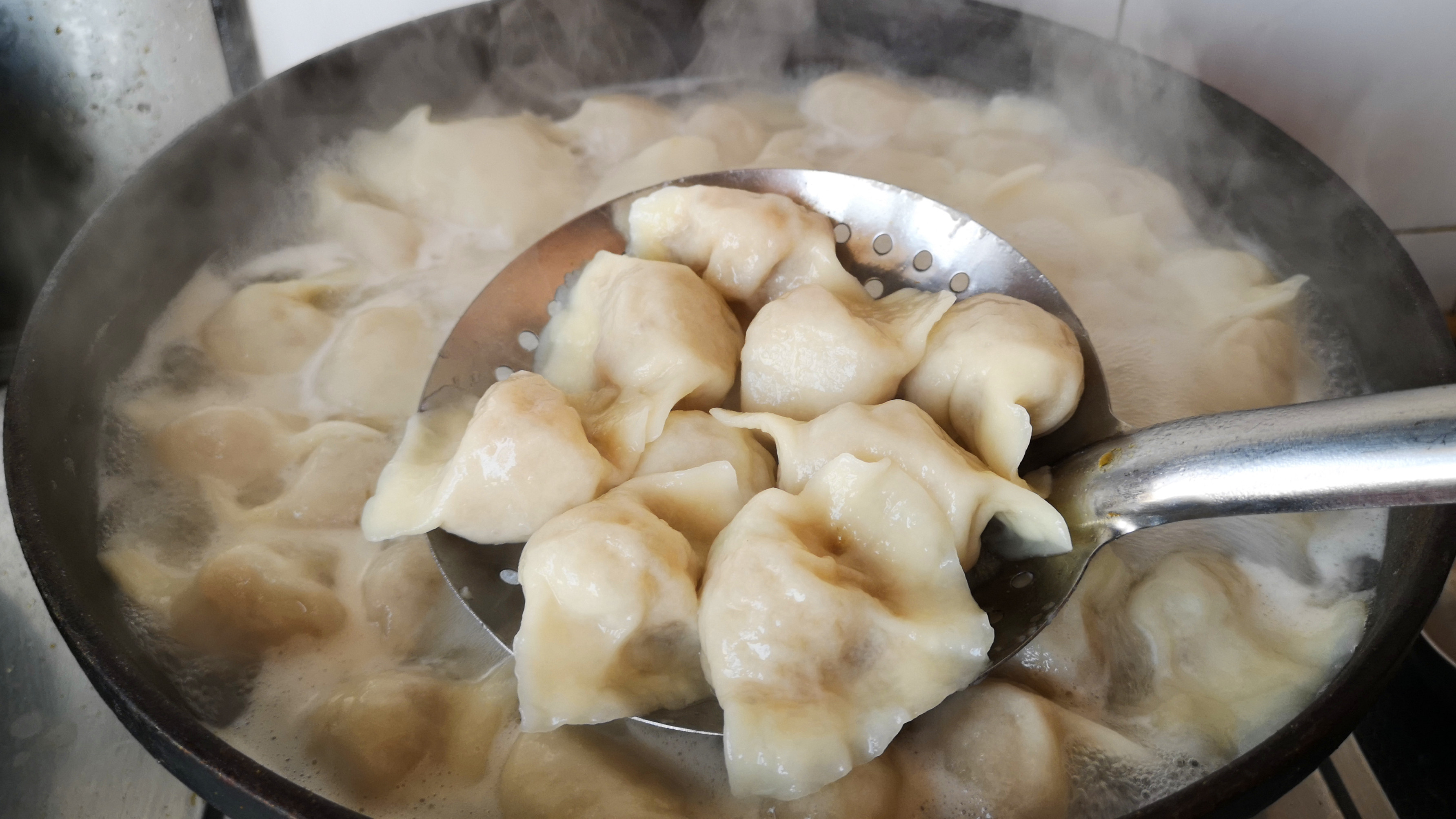 东北特色酸菜馅水饺好吃有窍门，做法步骤教给你，个个皮薄馅又香