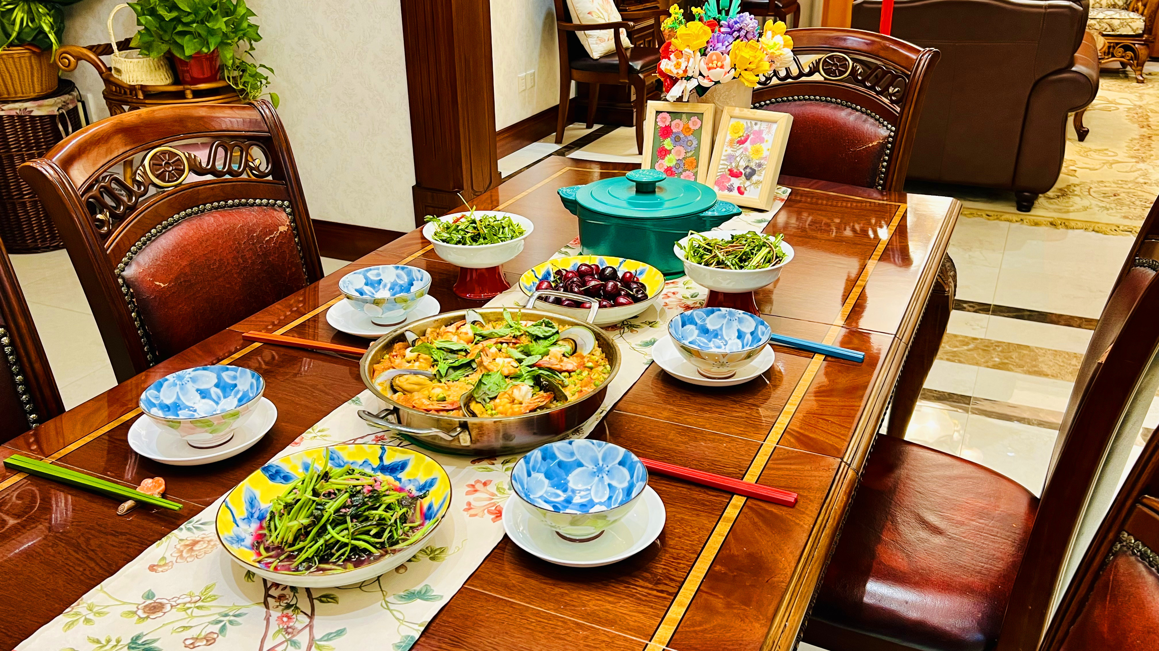 午餐做了满满一锅海鲜饭,一家人在一起的时候,特别适合吃这个