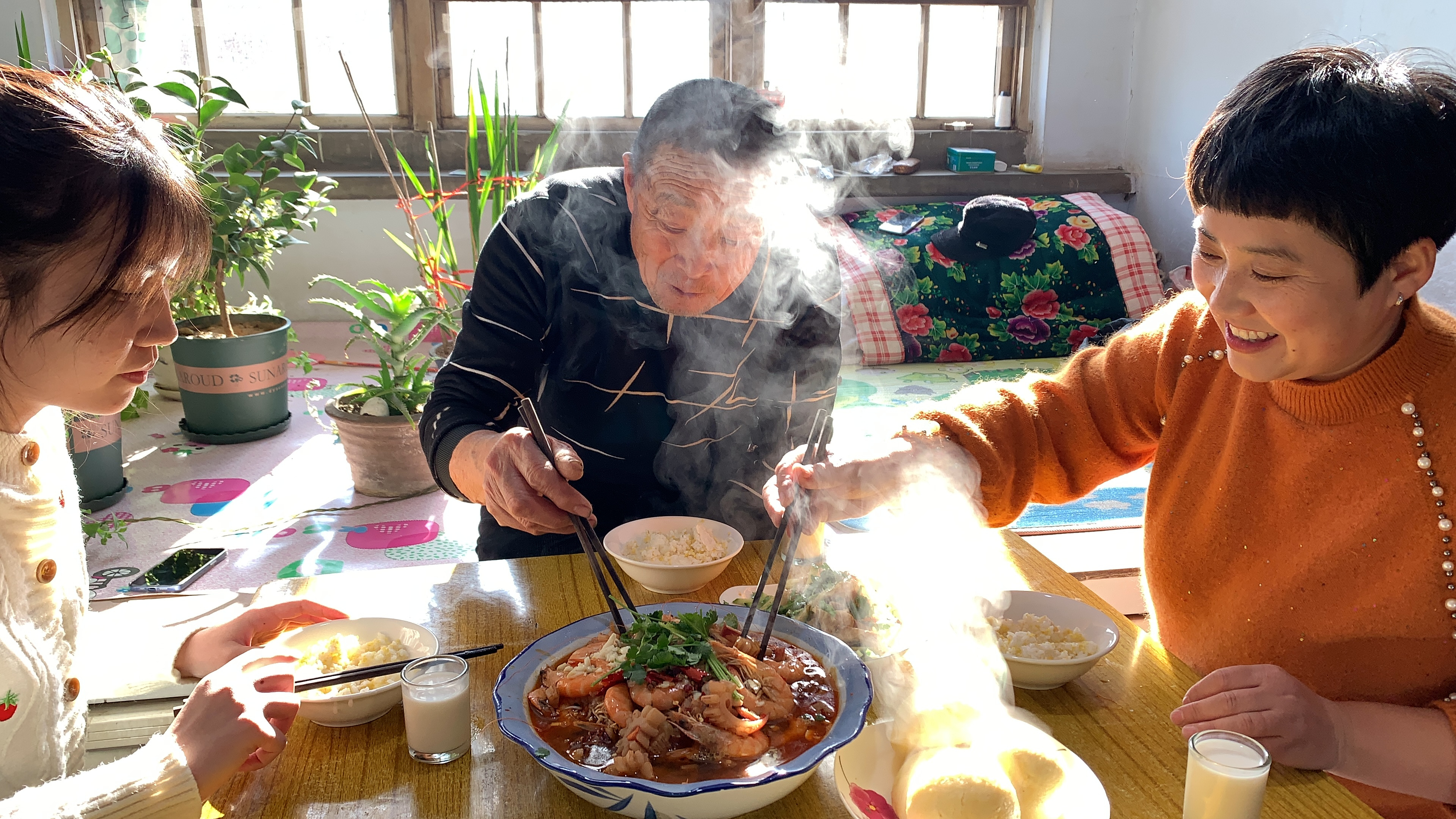 闺女放假回家,做个她爱吃的水煮海鲜,麻辣鲜香,好吃到停不下来