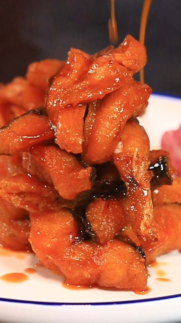 五香熏鱼这道菜年夜饭如果不安排上那餐桌上看到少了不少滋味