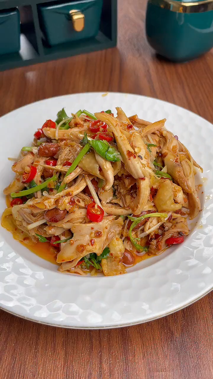 凉拌手撕鸡腿,酸辣爽口!美食教程 凉拌鸡腿肉