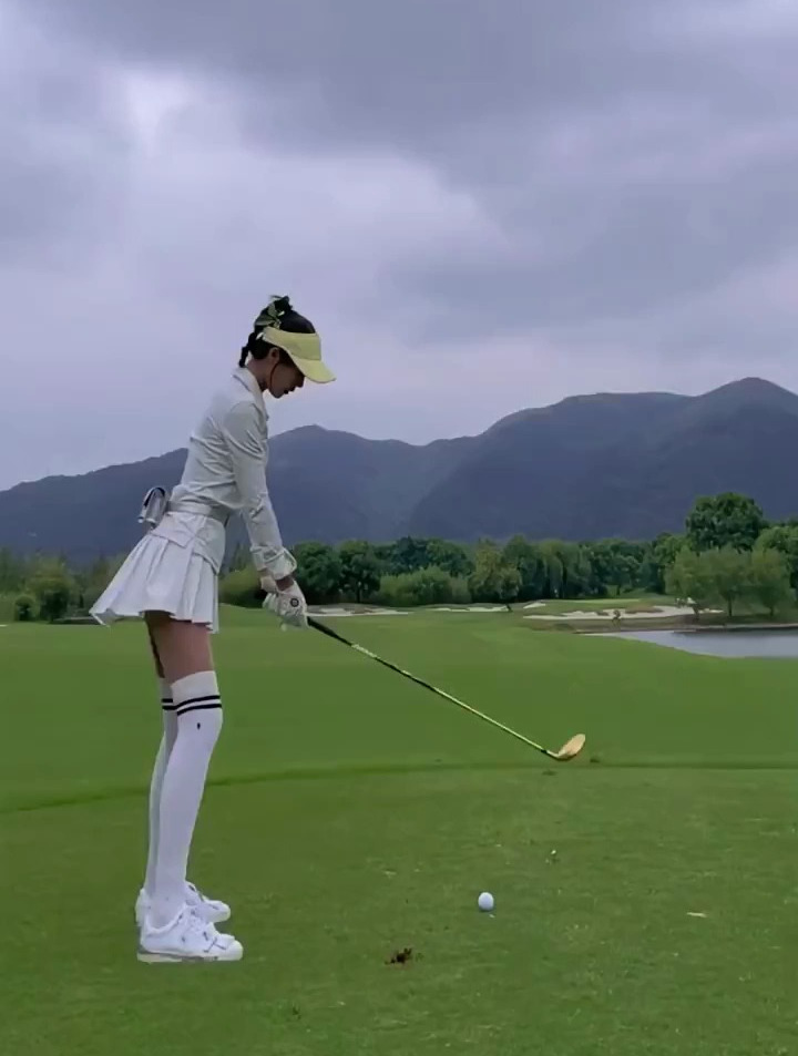 美女高尔夫陪玩,一天一万出场费,眼前这一幕钱花值了-度小视