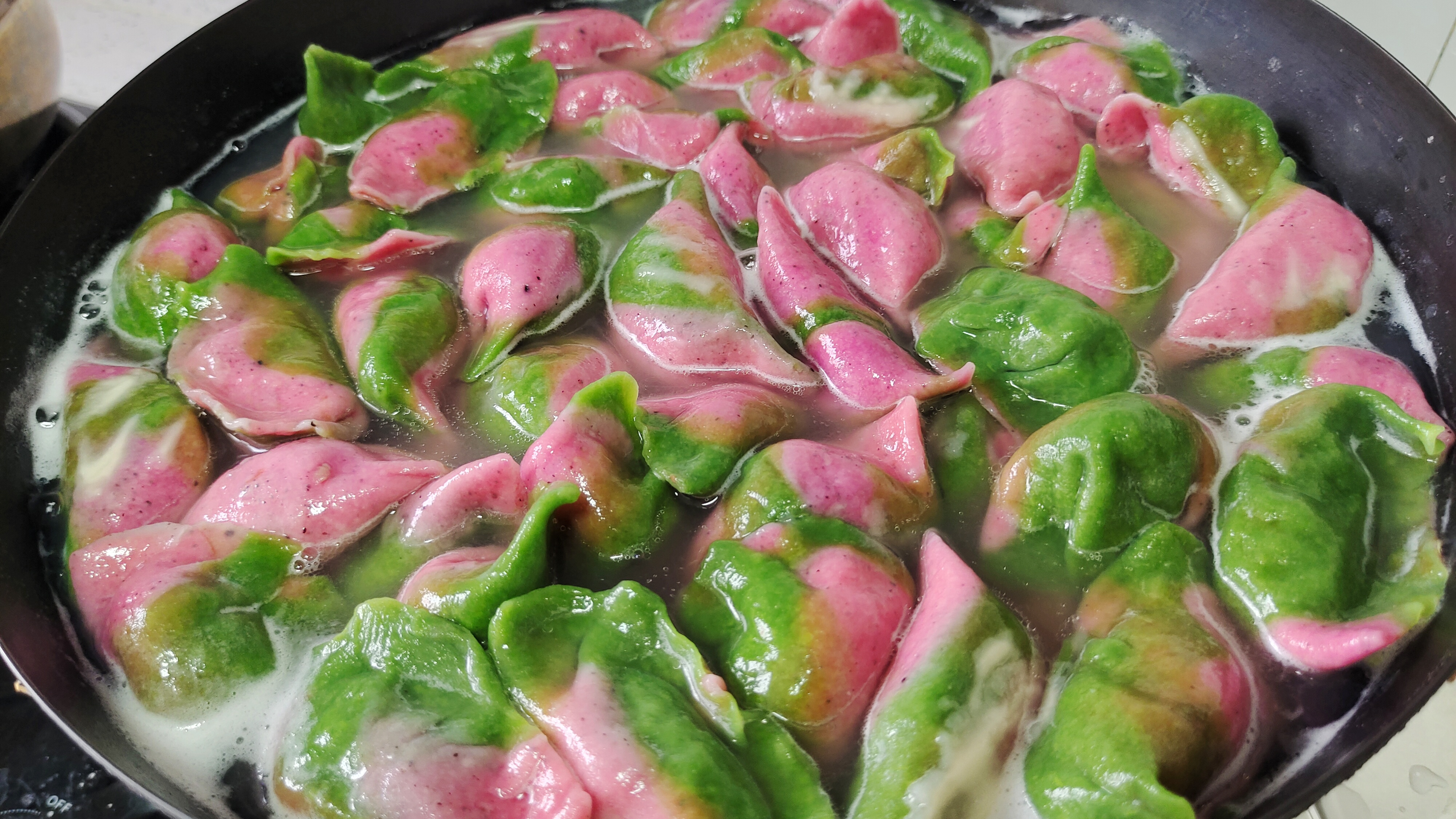大年初三来一锅热气腾腾的彩色水饺,鲜嫩多汁超级好吃,20个起步