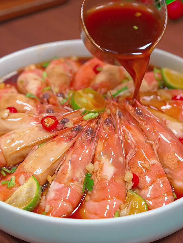 夏天的餐桌上怎么能少了这道捞汁大虾,酸辣爽口越吃越过瘾