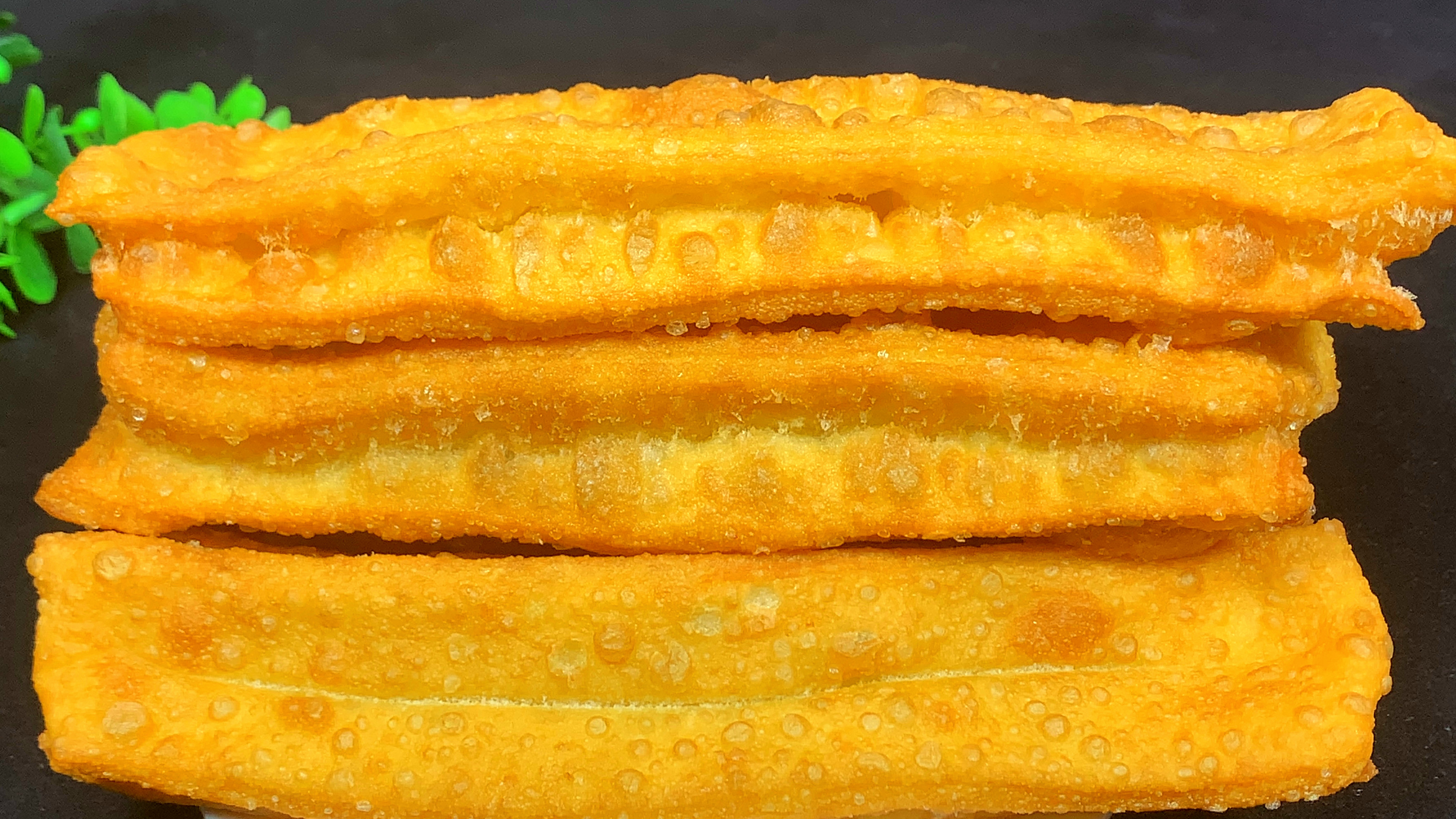 孩子早餐喜欢吃油条,我从路边摊偷学了制作技巧,自己在家做