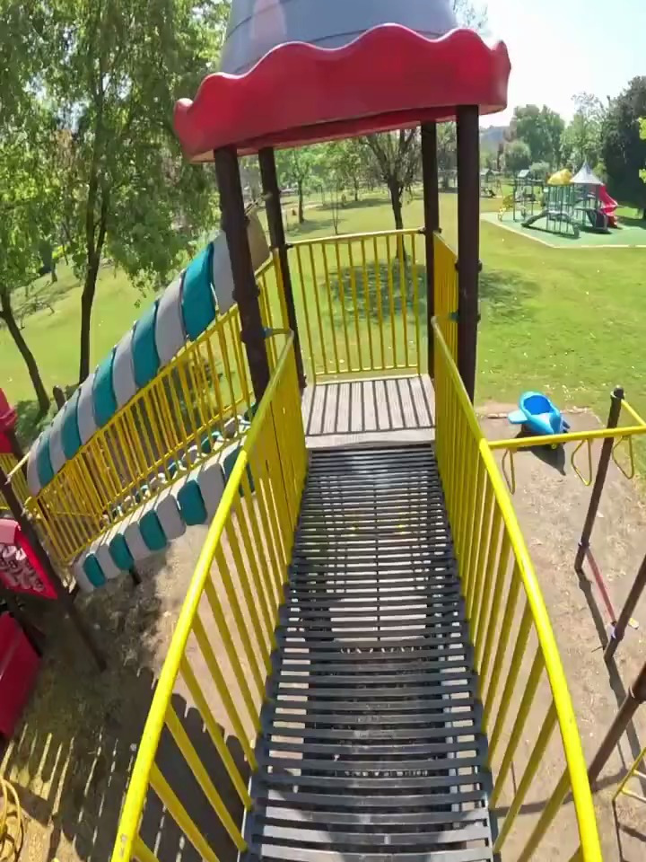 游乐园 滑滑梯 很火的户外活动