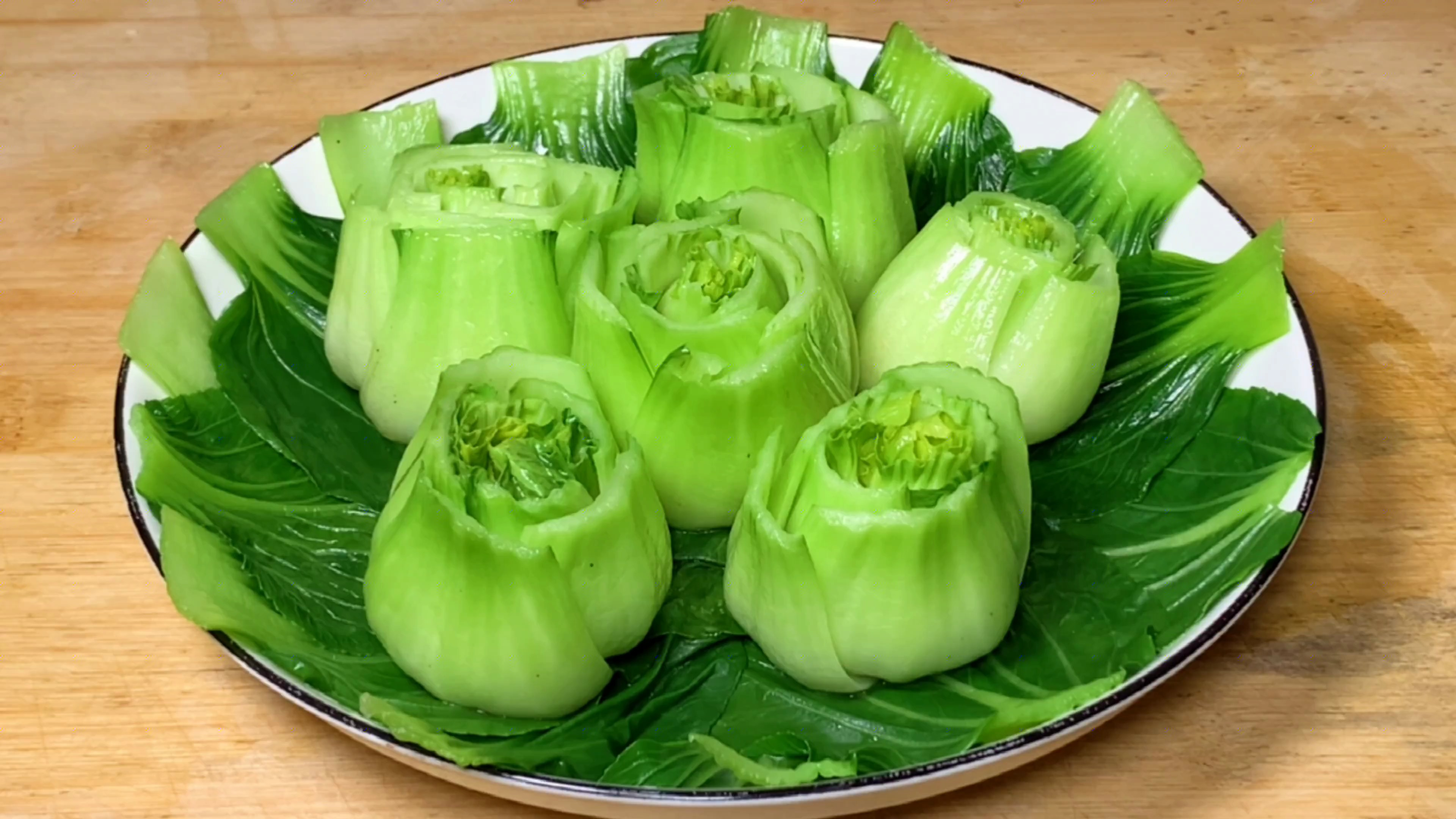 上海青这种独特做法,色泽翠绿,清脆爽口,比肉还下饭,上桌扫光