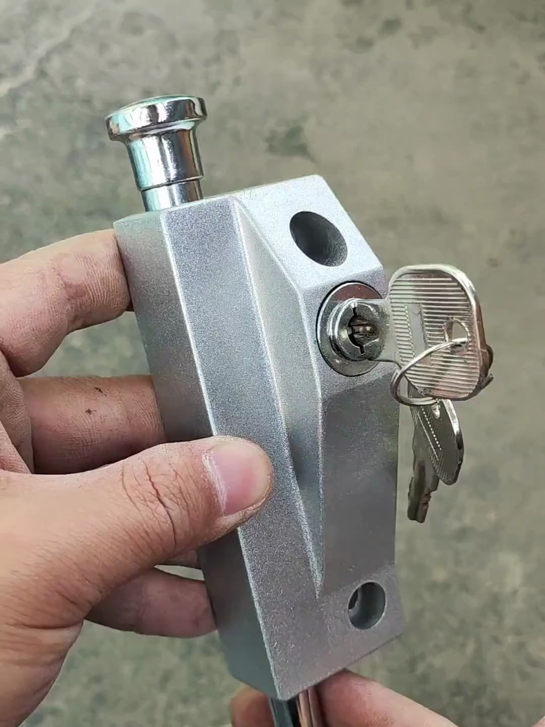农村大爷自制的插销门锁,谁还会花钱去买锁头啊