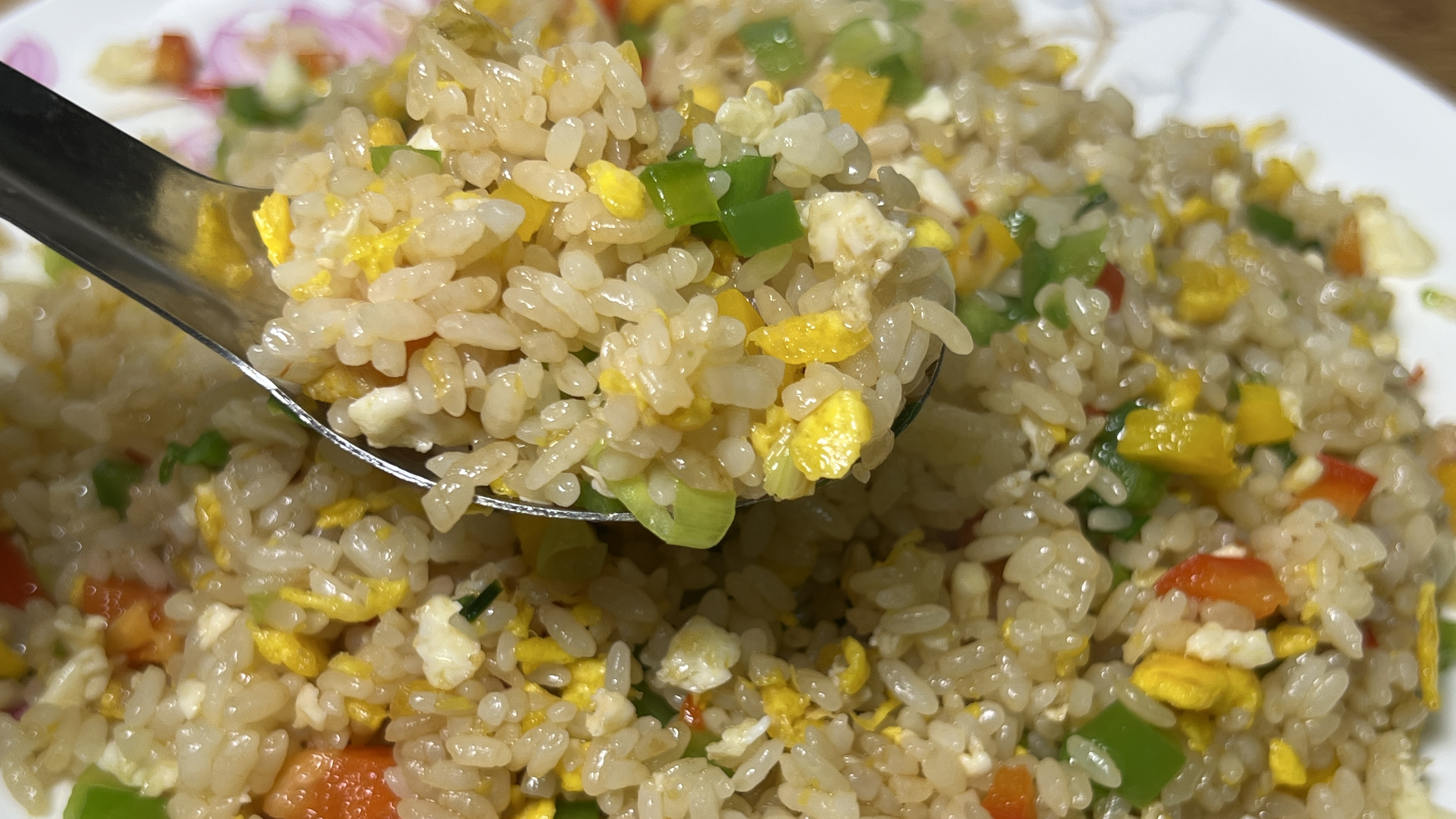 蛋炒饭咋做孩子喜欢吃呢？在家这样做，看着有食欲，米饭粒粒分明