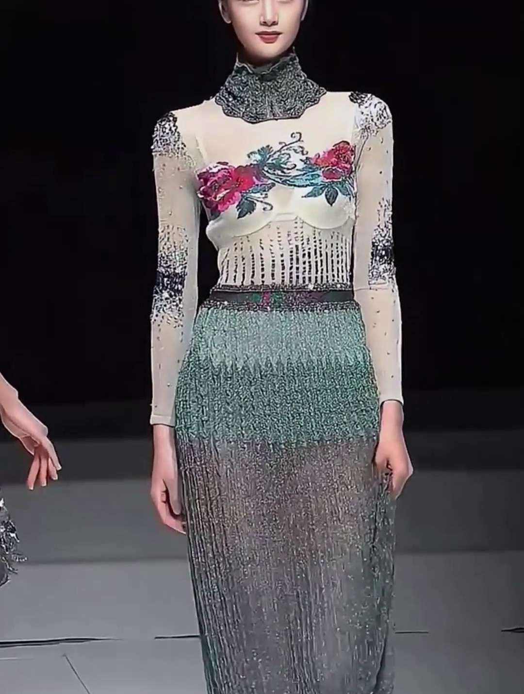 成熟超模t台走秀,身穿富婆专属晚礼服,朦胧又不失高贵-度小视