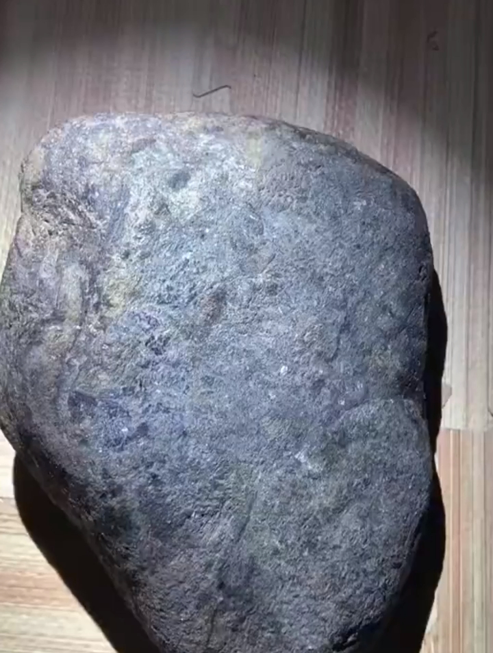 莫弯基料,皮壳紧凑,种老水足,局部有癣花!-度小视