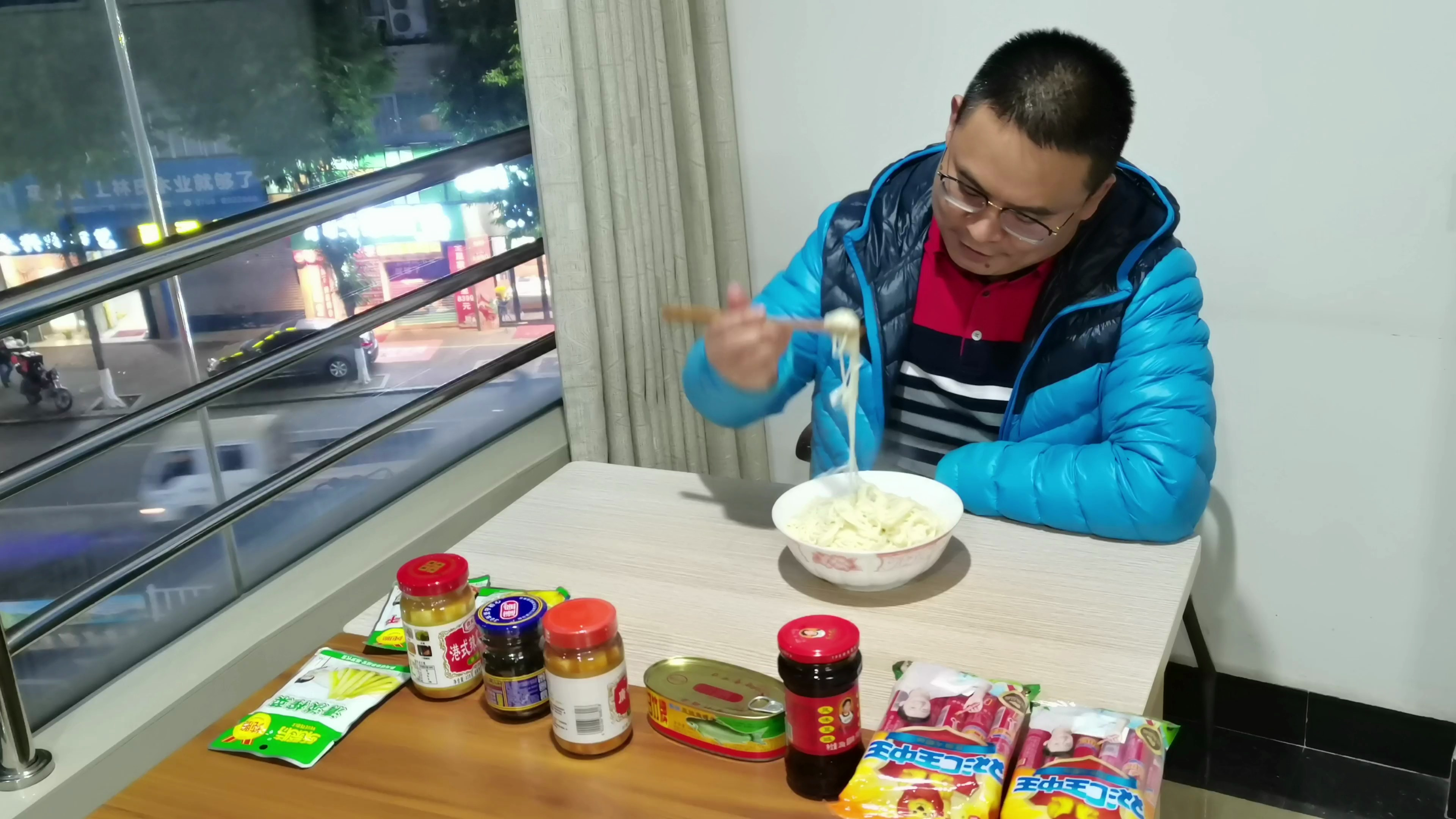 白水煮面,宝哥16分钟吃下一大盆,这大盆子足够别人一家的口粮