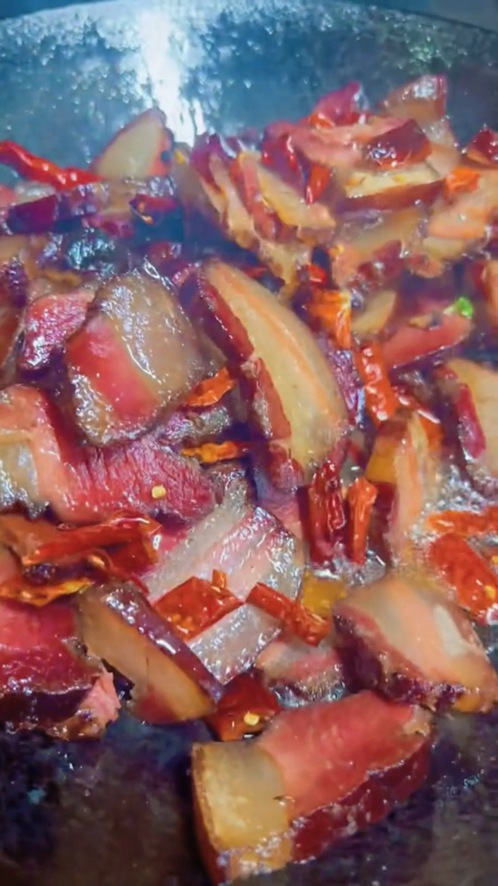今晚吃干辣椒炒腊肉,你们能吃这么辣的吗?-度小视