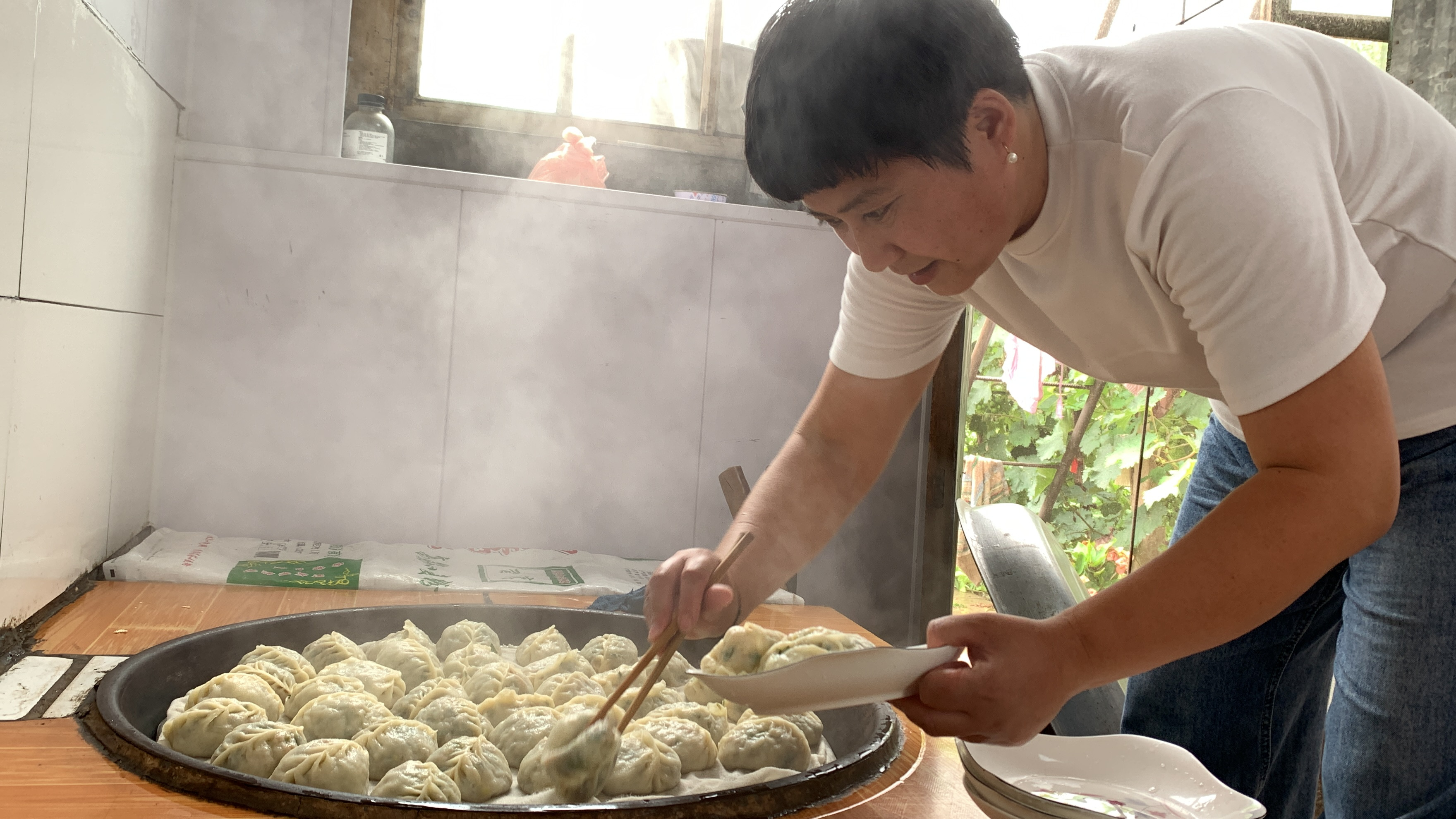 小院里摘点角瓜，割点韭菜，全家齐动手做蒸饺，皮薄馅大，好吃