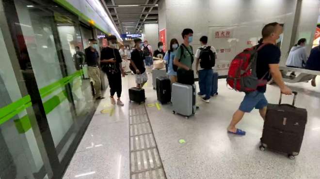 [图]激动！武汉迎大学生返校高峰，地铁几乎趟趟被学生及行李箱占满