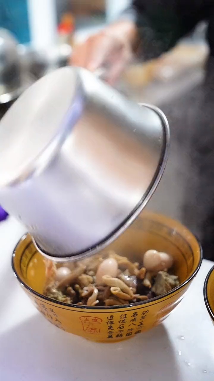 这碗不去开封也能喝住了鸡血汤,我先干为敬!-度小视