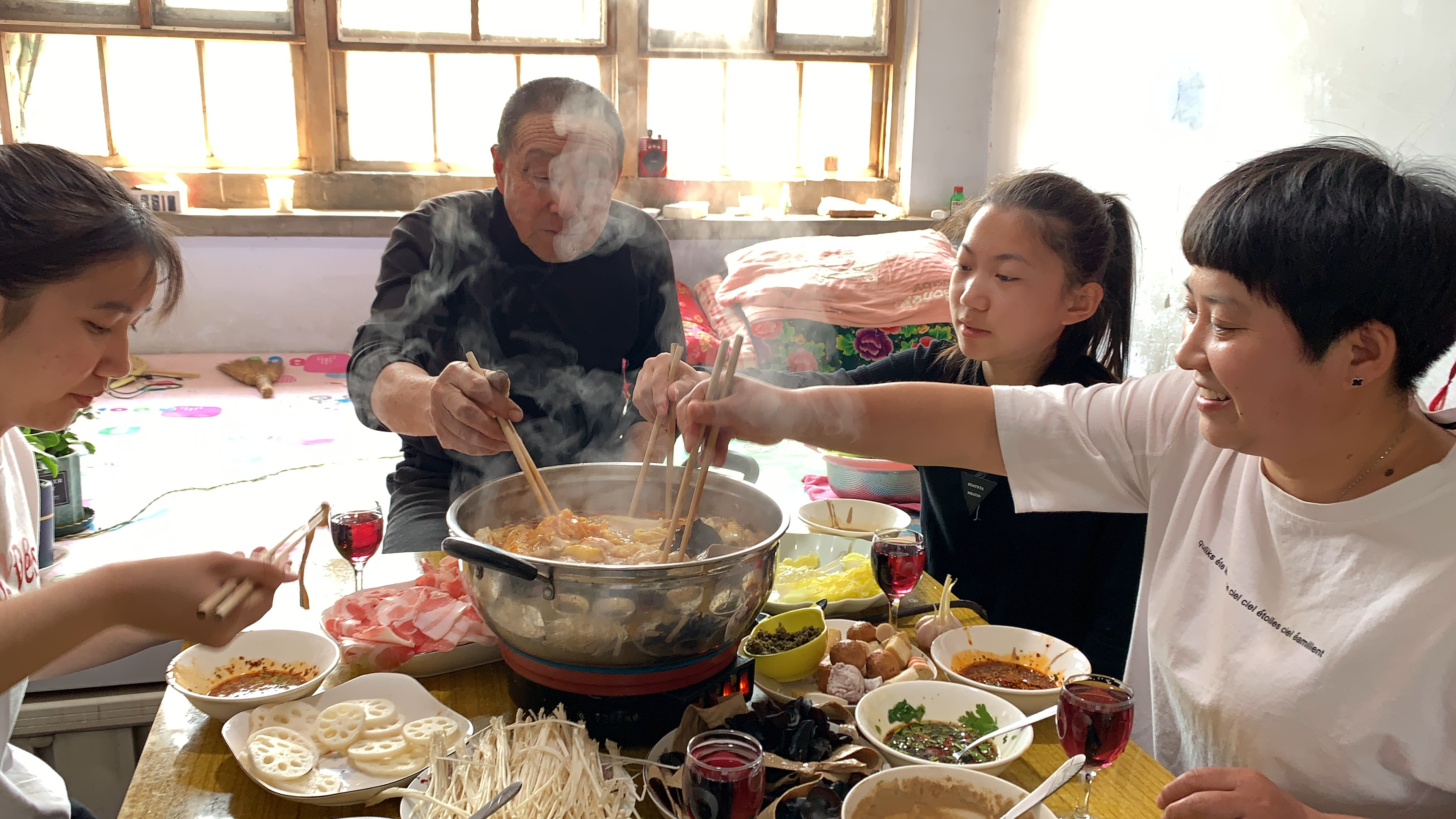 大姑姐回家吃剩的羊腿,院子里拔几样小菜涮火锅,热热乎乎吃美了