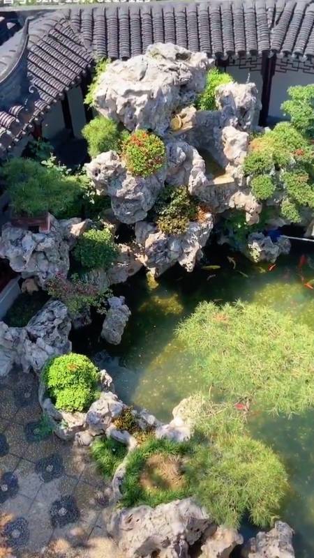 俯瞰太湖石假山鱼池庭院,古典山水风格就是韵味十足!-度小视