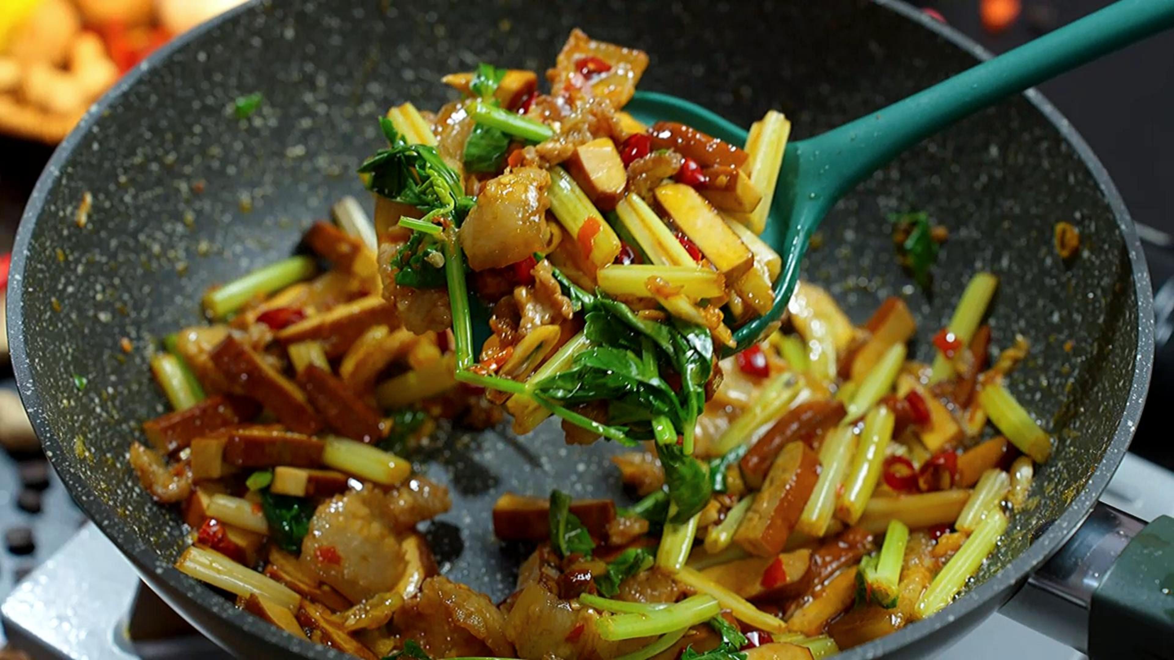 豆干炒芹菜,肉片都是配角,芹菜脆爽,豆干爽滑