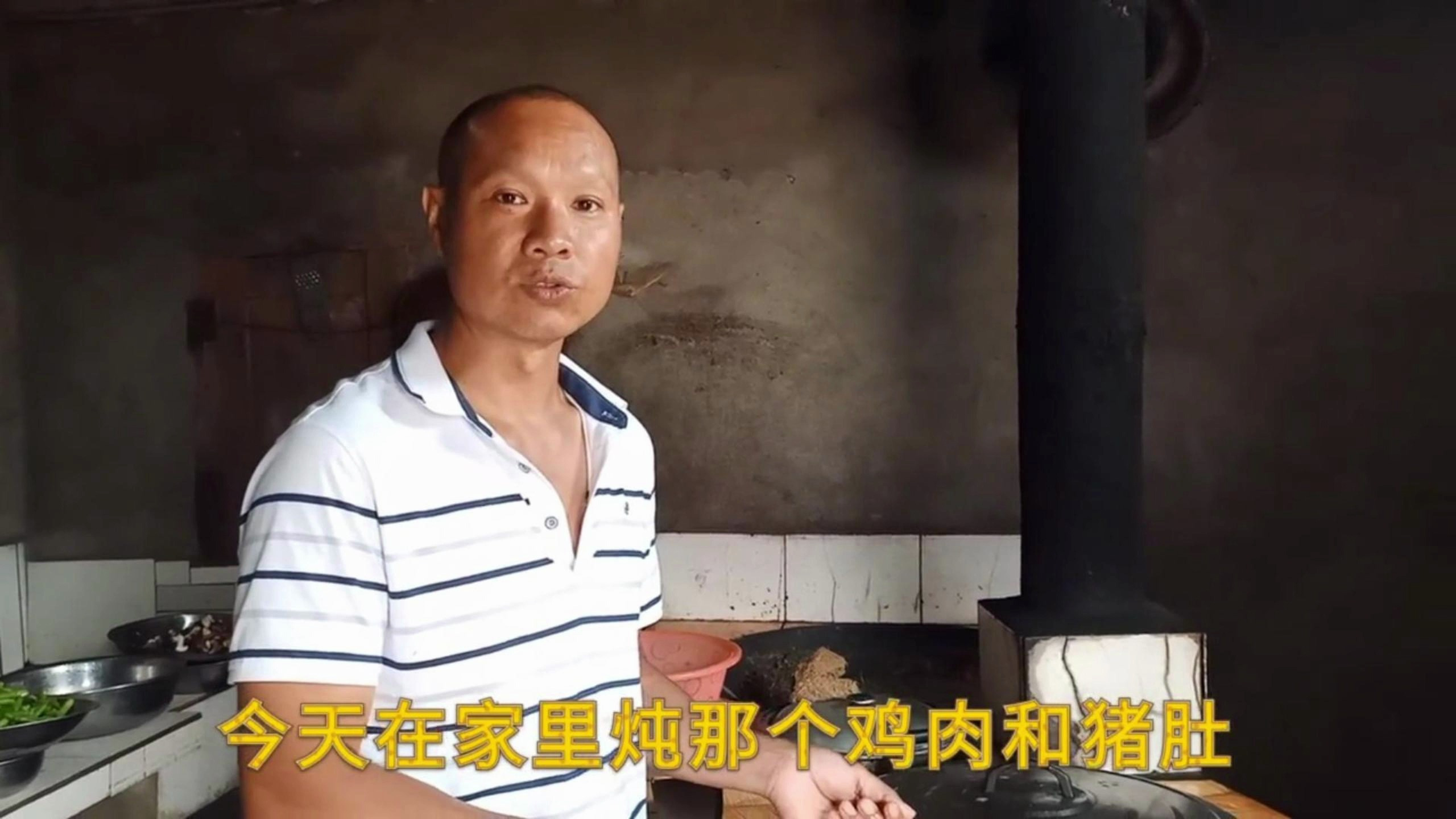 鸡肉和猪肚,乡村三哥炒汤料来炖,好吃汤有奶白
