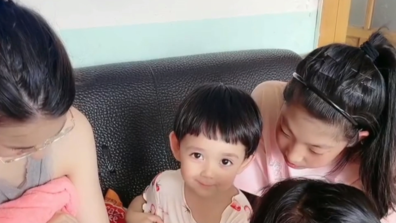 洋媳妇又买了5只肉鸡仔,回到家后一家人都痴迷小鸡子了,太难了