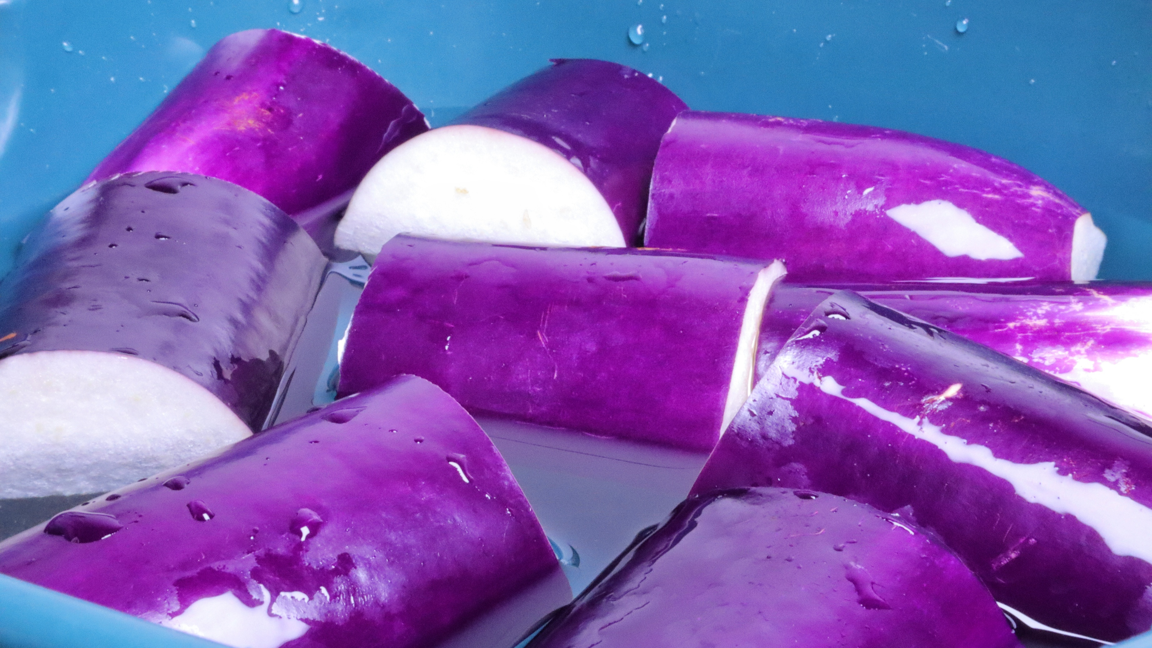 炒茄子时,不要直接下锅或者过油,教你一招,简单又好吃,太香了