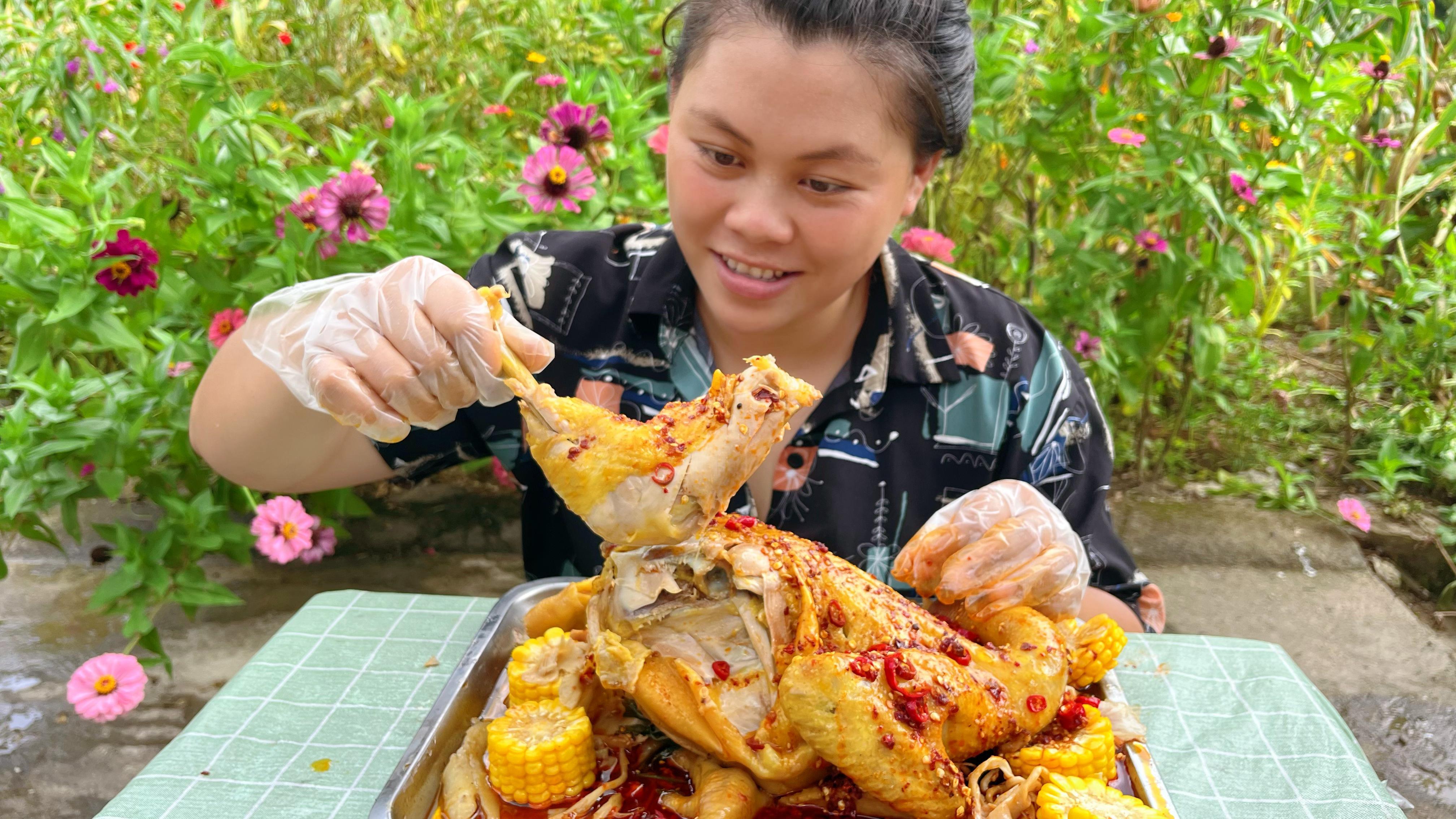 狗子外出玩得一身泥，欧妹在家做个清蒸鸡，淋上辣油大口吃肉过瘾