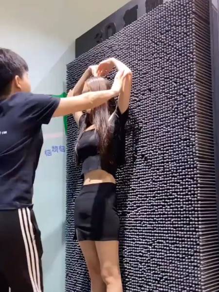 小姐姐挑战网红海绵,眼前一幕,网友:还是换个男友吧!