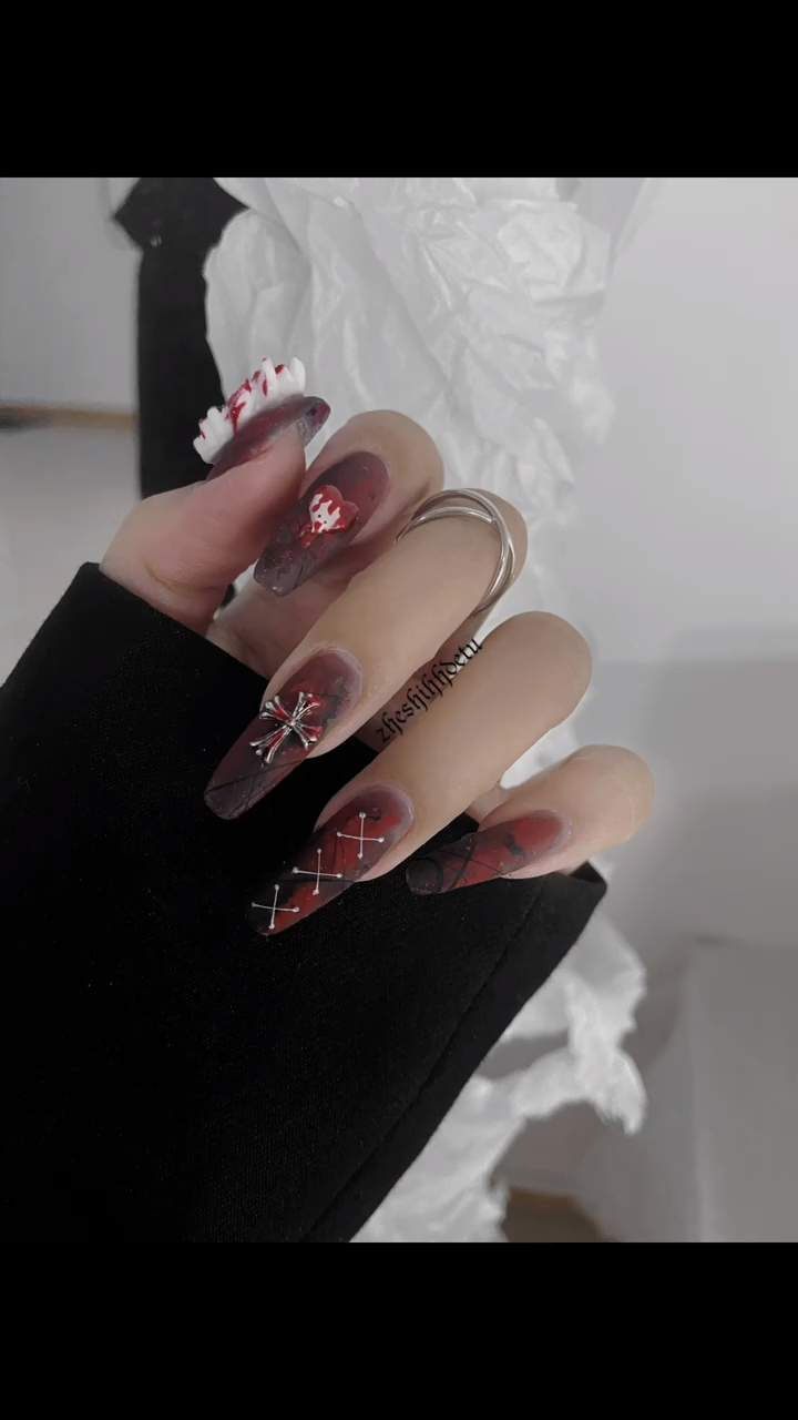 谁不想尝试做个酷酷的女孩 美甲款式 美甲教程 暗黑系美甲