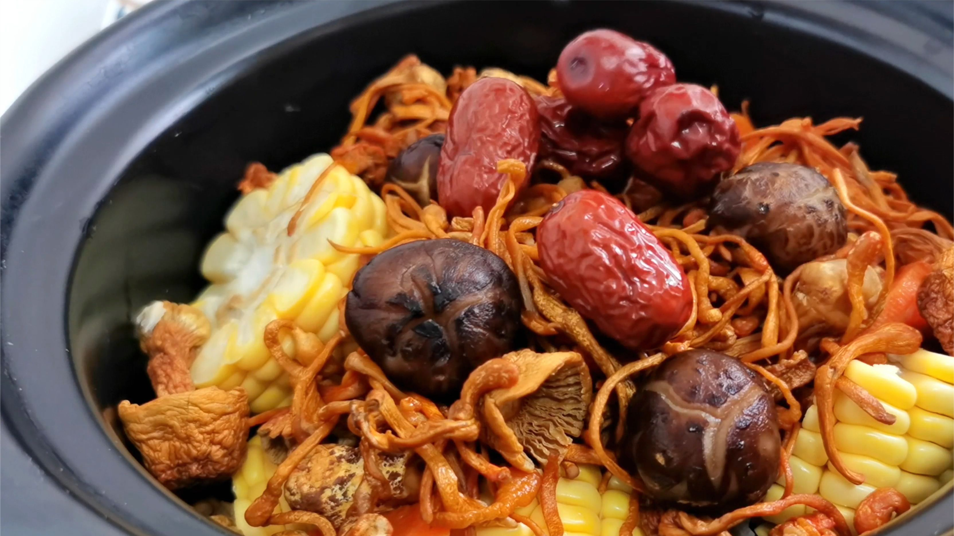 入秋了,常给家人煲虫草花姬松茸猪骨汤,大人小孩一起提高抵抗力