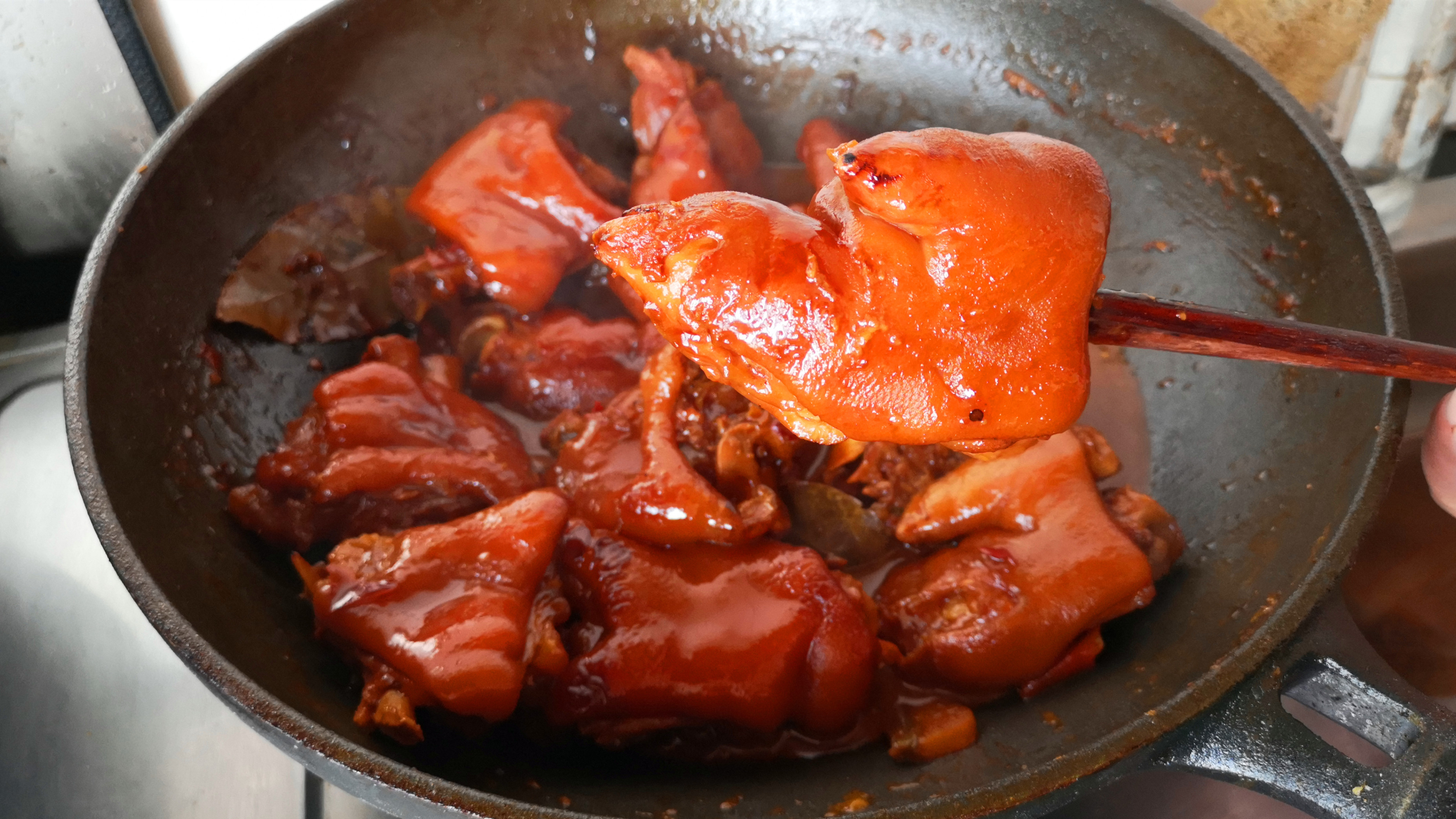 过年酱猪蹄的详细做法,25年的老配方,香嫩脱骨,操作简单又好吃