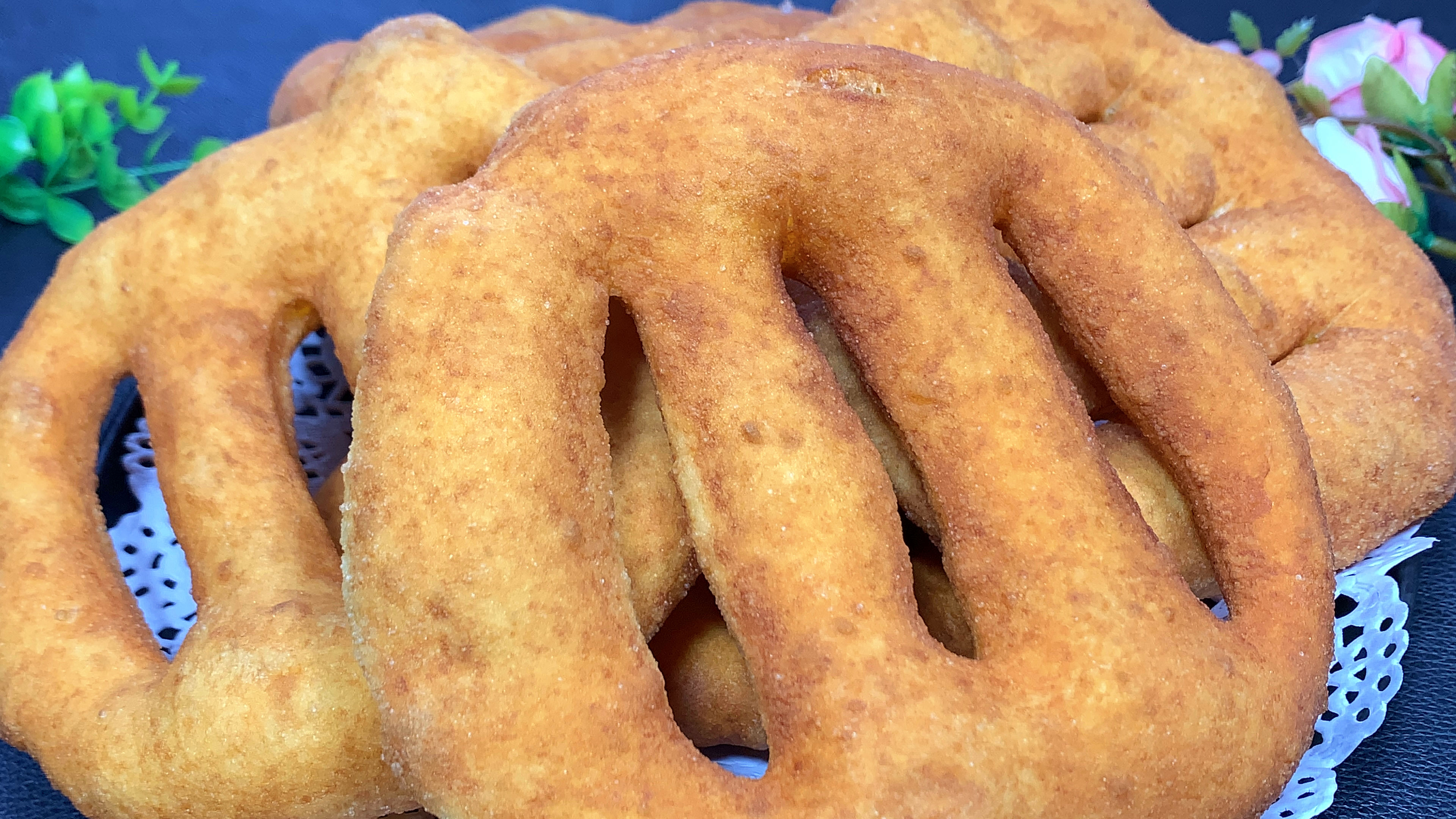 1斤面粉5颗鸡蛋,教你炸油饼,蓬松绵软,招待客人记得要安排上!