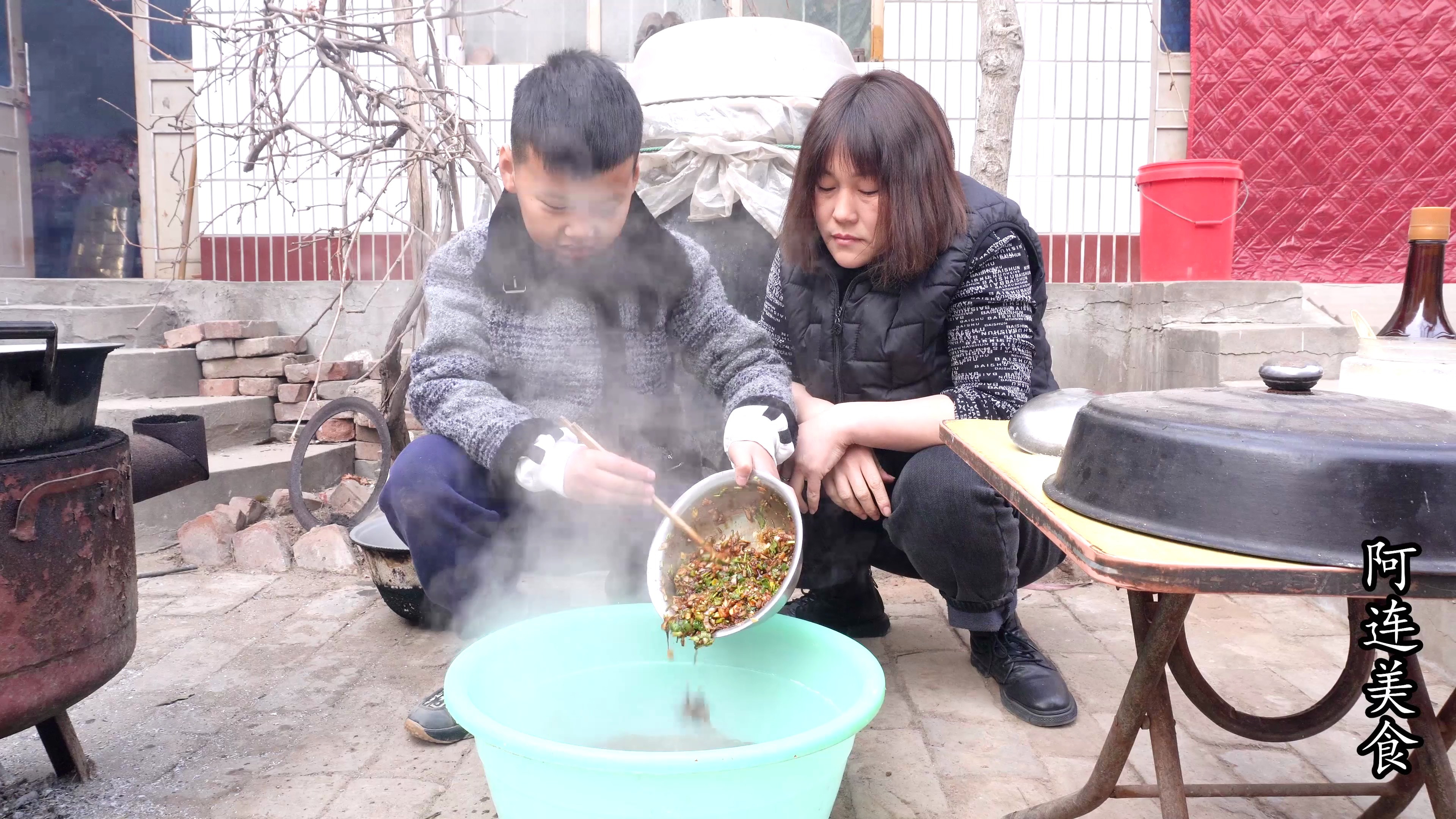 10岁小男孩自己动手,用粉条做出农村美味,又弹又软吃着真香