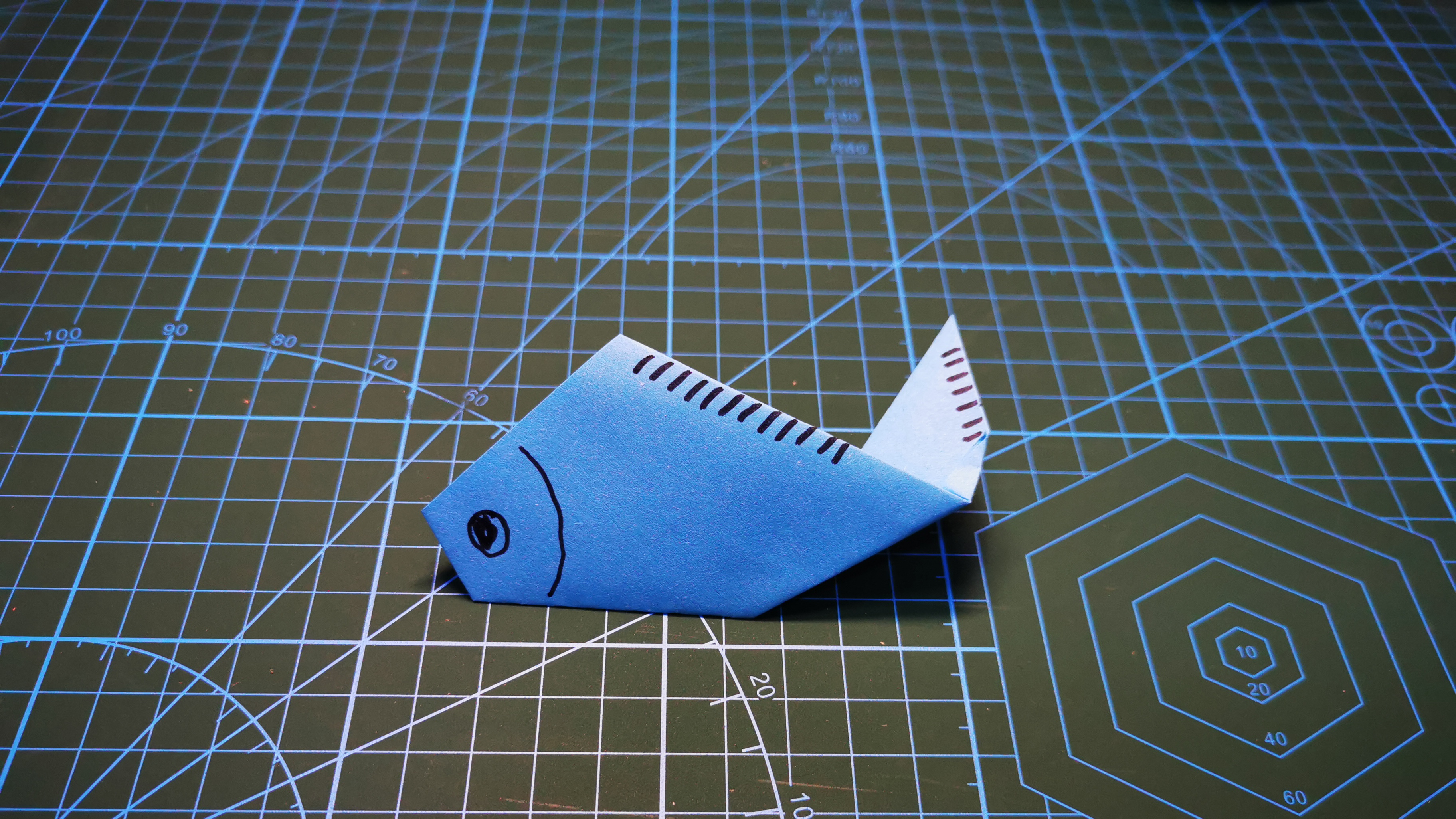 幼儿园小班就可以学会的折纸教程鱼,只需要简单的4步就能完成