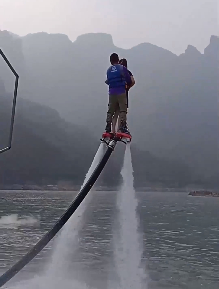 美女在三亚玩水上飞人,太疯狂了吧,看了让人脸红!-度小视