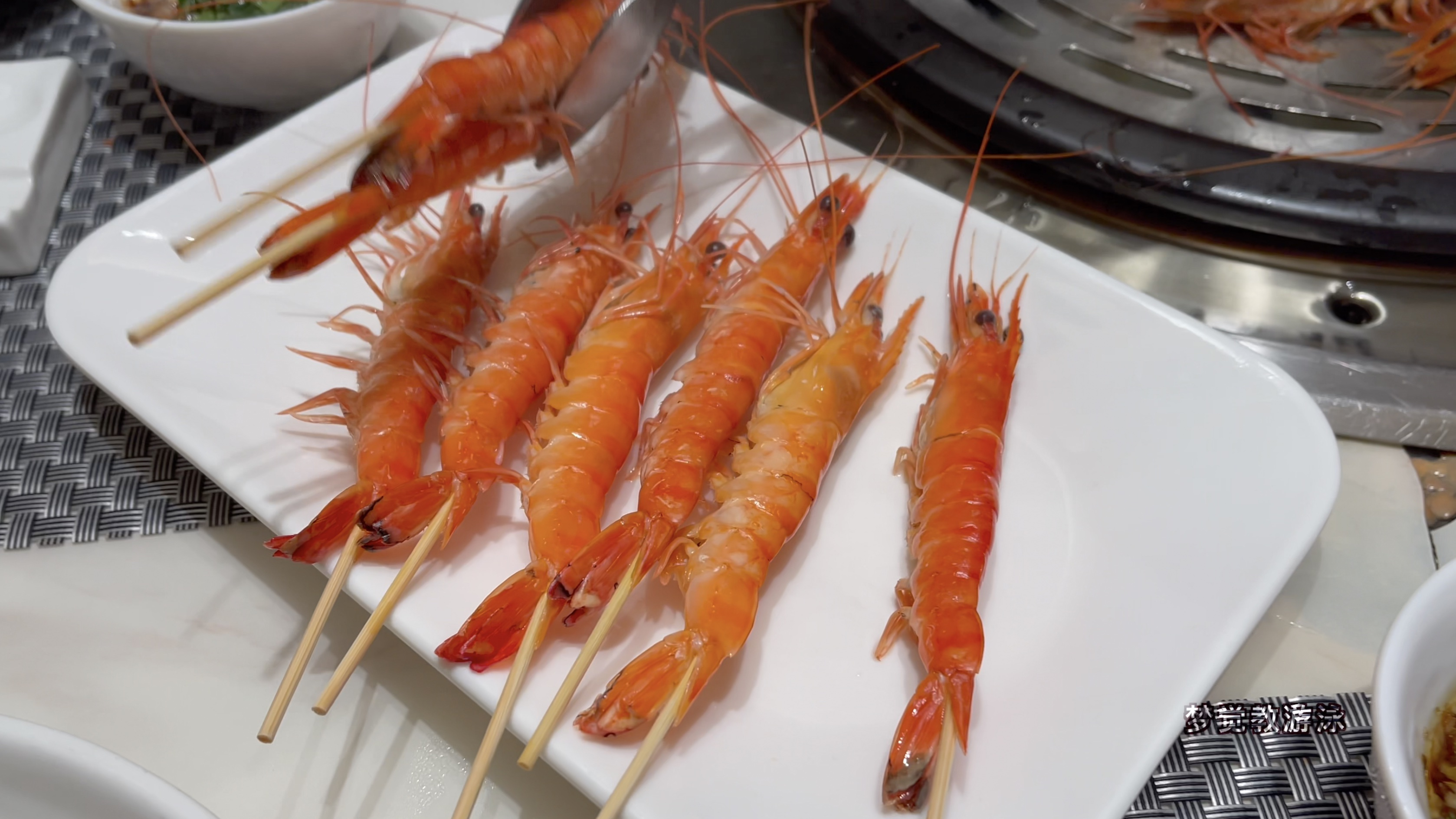 「美食」带大家吃个海鲜,虾和好多贝壳,蒸汽锅啊啥的
