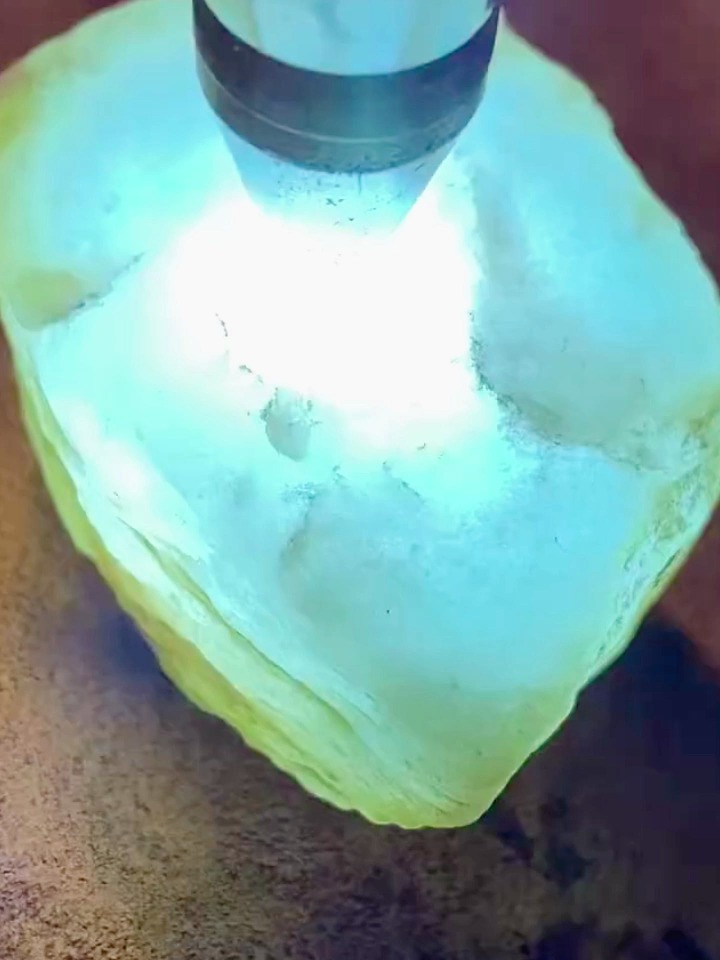 64克莫西沙高冰料,玻璃底蛋面级别,纯天然的翡翠原石