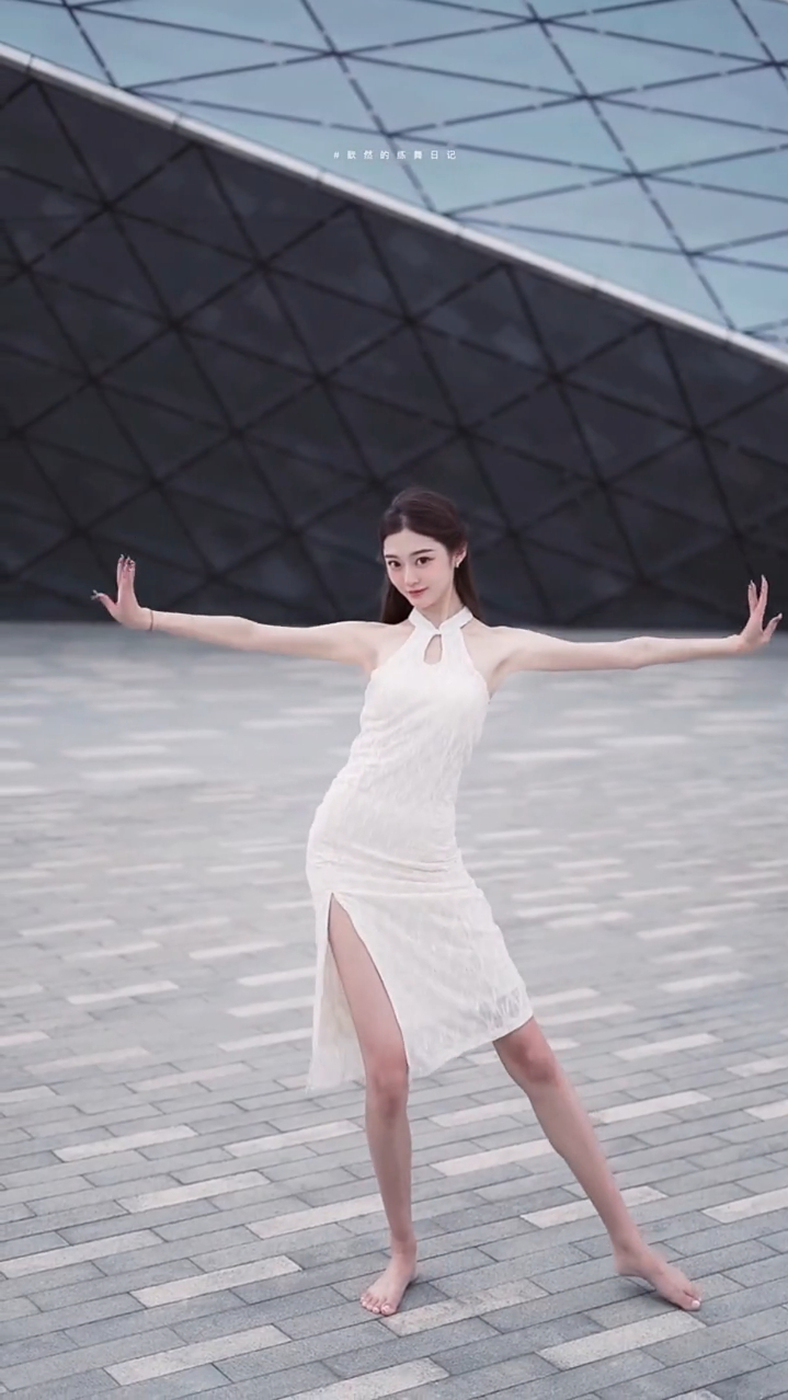 盈盈一握若无骨风吹袂裙戏蝶舞