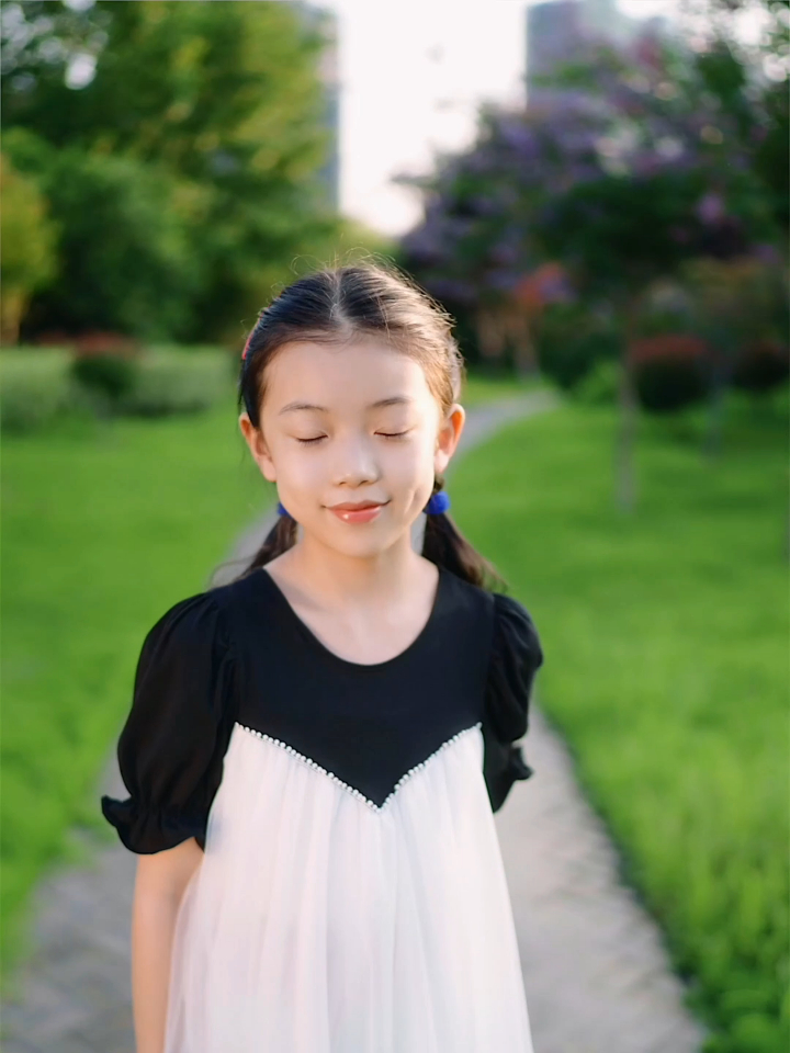 11岁刘苏萱翻唱热曲《再见莫妮卡》咖啡不断加加加加到厌倦!